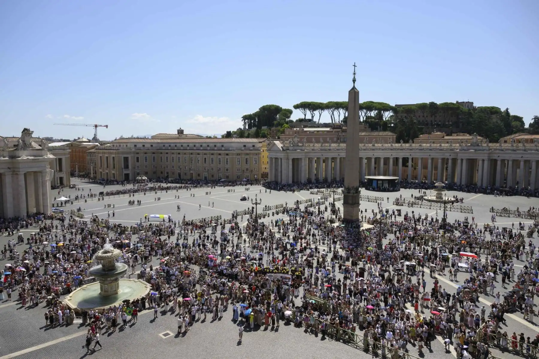 Los fieles que asisten a la tradicional oración dominical del Ángelus, dirigida por el Papa León XIV desde la ventana de su despacho con vistas a la Plaza de San Pedro, en la Ciudad del Vaticano, el 23 de agosto de 2026.Foto: EFE