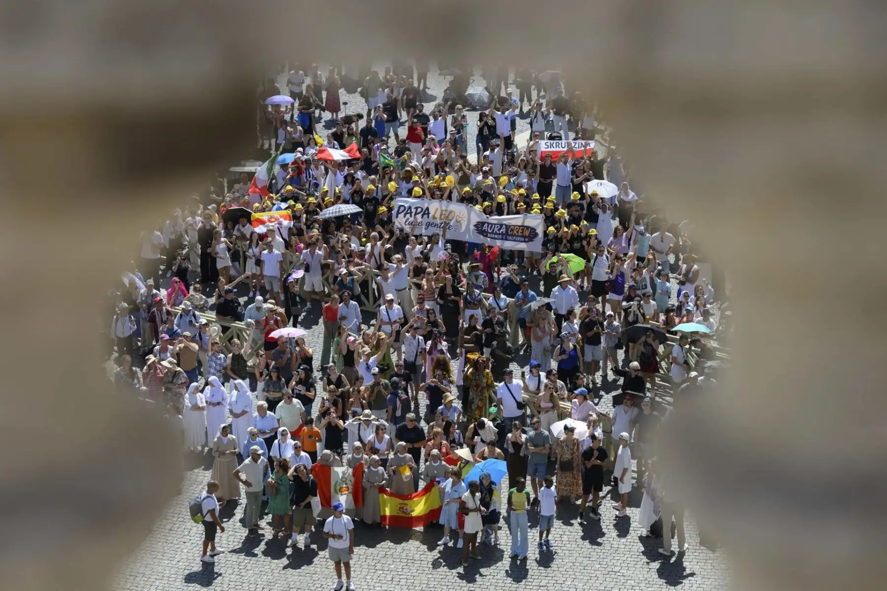 los fieles asistiendo a la tradicional oración dominical del Ángelus, dirigida por el Papa León XIV desde la ventana de su despacho con vistas a la Plaza de San Pedro, Ciudad del Vaticano, 23 de agosto de 2026. Foto: EFE