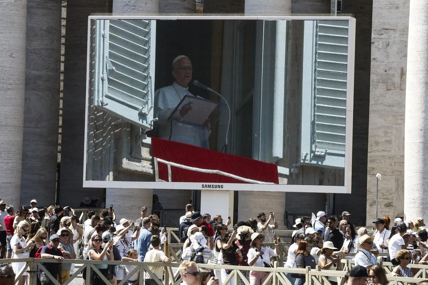 Los fieles asisten a la tradicional oración dominical del Ángelus, dirigida por el Papa León XIV desde la ventana de su despacho con vistas a la Plaza de San Pedro, Ciudad del Vaticano, 23 de agosto de 2026.
 Foto: EFE