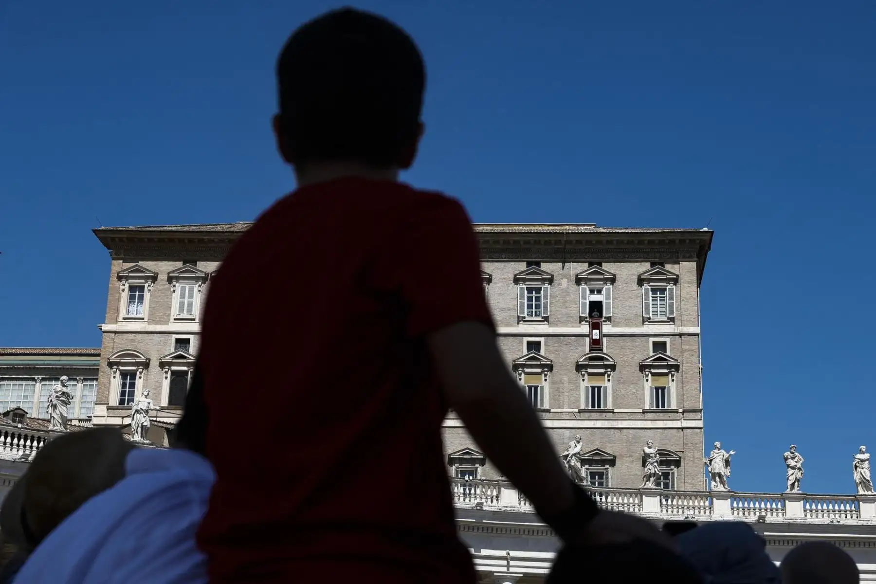 Los fieles asisten a la tradicional oración dominical del Ángelus, dirigida por el Papa León XIV desde la ventana de su despacho con vistas a la Plaza de San Pedro, Ciudad del Vaticano, 23 de agosto de 2026. Foto: EFE