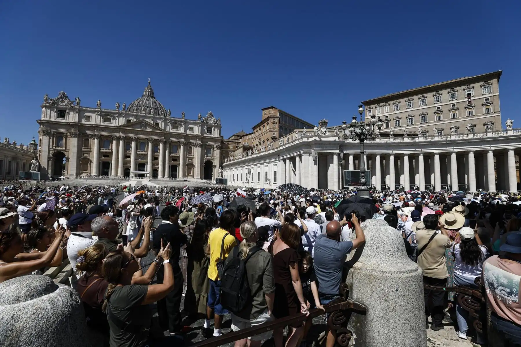 Los fieles asisten a la tradicional oración dominical del Ángelus, dirigida por el Papa León XIV desde la ventana de su despacho con vistas a la Plaza de San Pedro, Ciudad del Vaticano, 23 de agosto de 2026. Foto: EFE