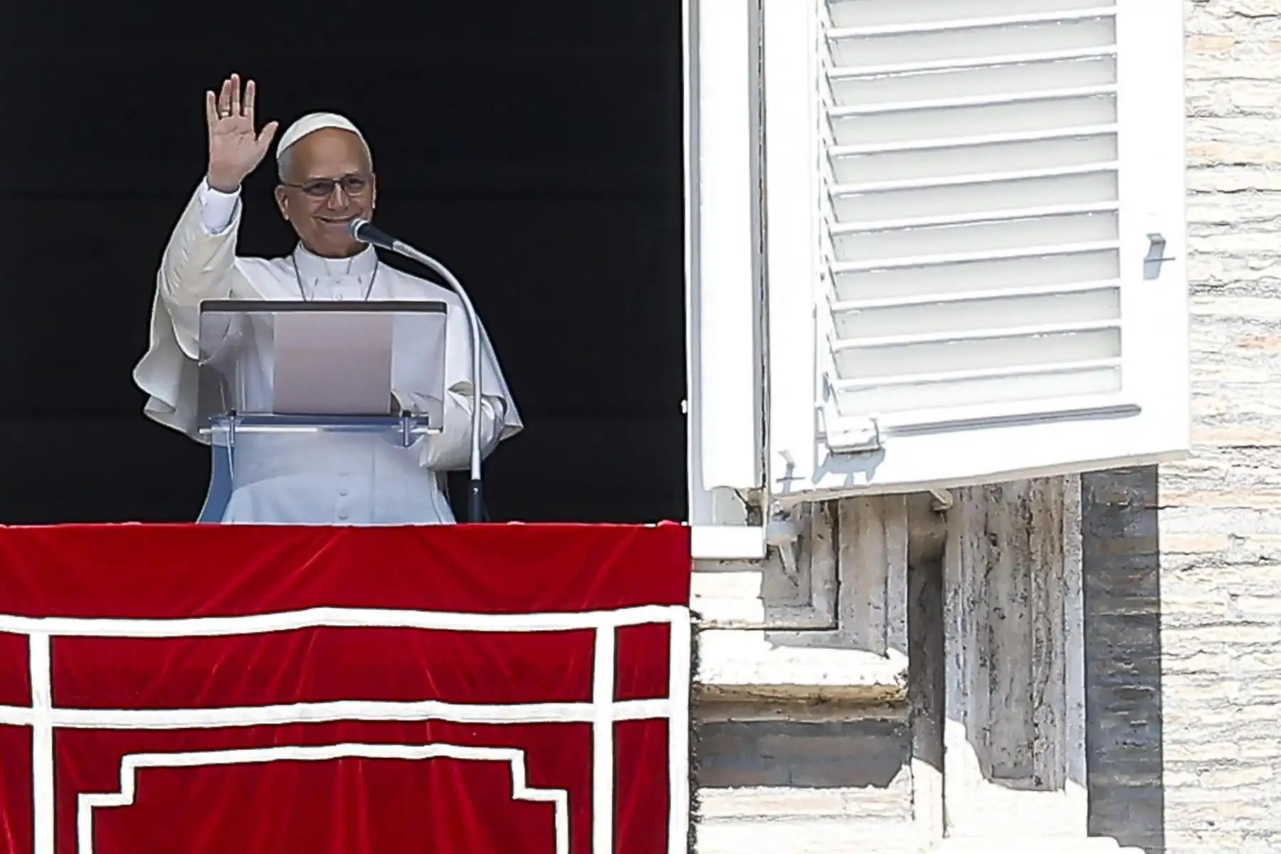 El Papa León XIV dirige la tradicional oración dominical del Ángelus desde la ventana de su despacho con vistas a la Plaza de San Pedro, Ciudad del Vaticano, 23 de agosto de 2026.
 Foto: EFE