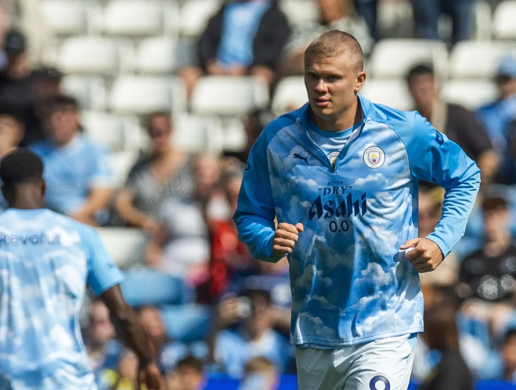 Erling Haaland, del Manchester City, luce su nuevo corte de pelo antes del partido de la Premier League inglesa entre el Manchester City y el AFC Bournemouth, en Mánchester, Reino Unido, el 23 de agosto de 2026.
 Foto: EFE