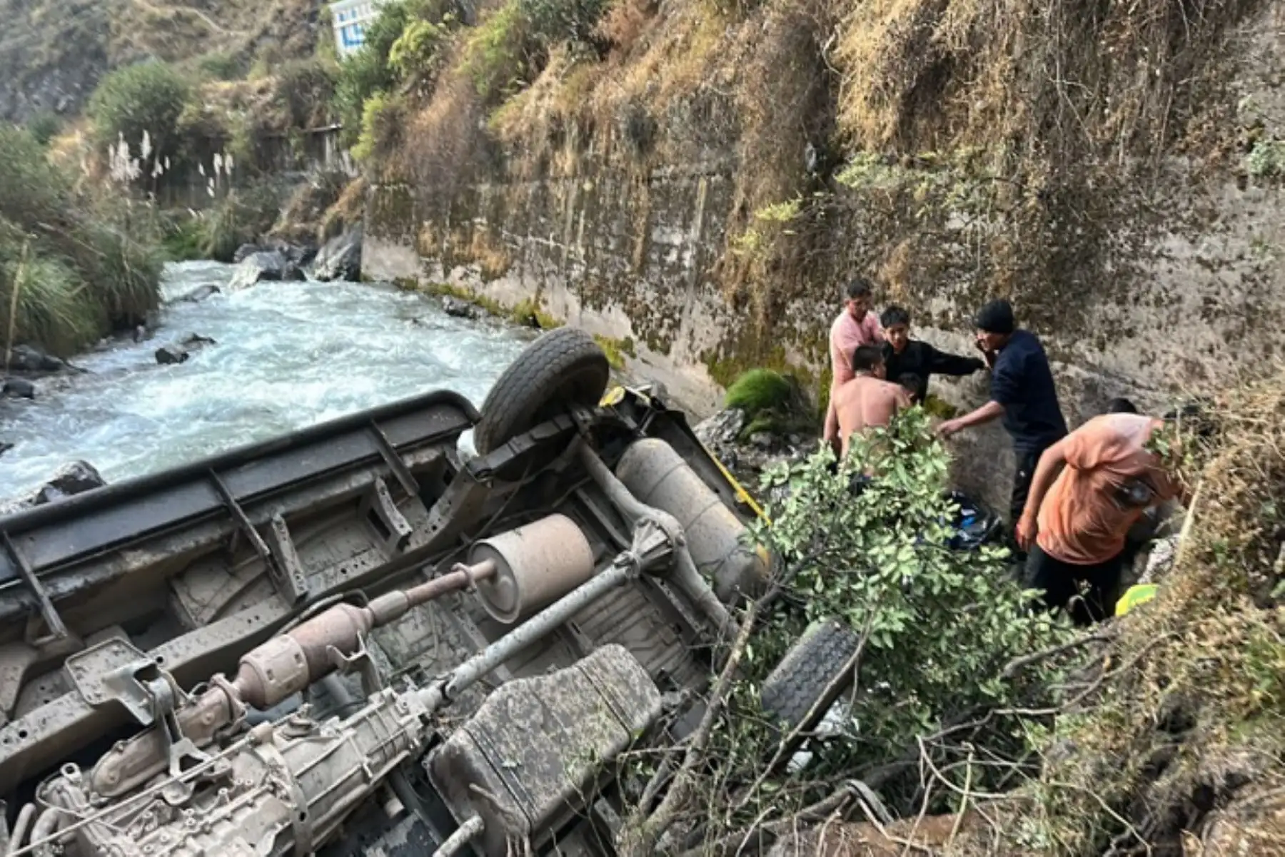 Carretera Central: miniván con pasajeros se despista, cae al río Rímac y hay seis heridos