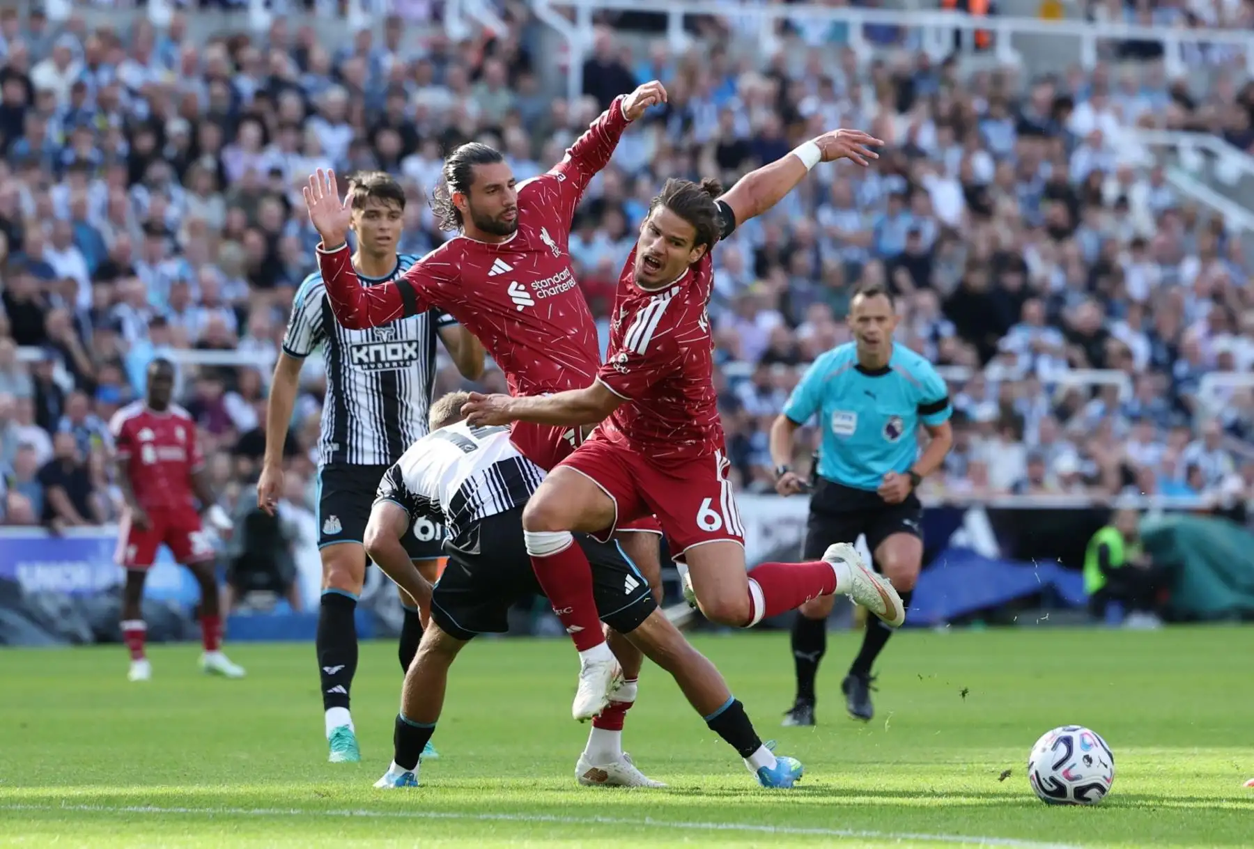 Dominik Szoboszlai y Milos Kerkez, del Liverpool, en acción ante Sean Steur, del Newcastle, durante el partido de la Premier League inglesa entre el Newcastle United y el Liverpool FC en Newcastle, Reino Unido, el 23 de agosto de 2026. Foto: ANDINA/Ricardo Cuba
