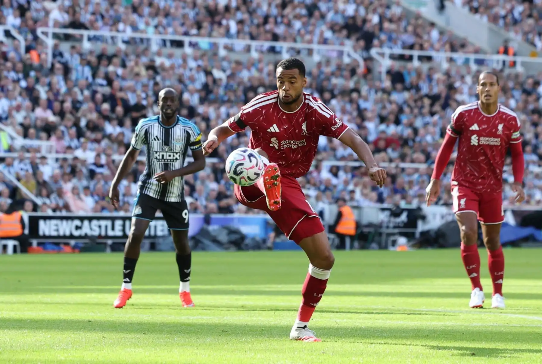 Cody Gakpo, del Liverpool, en acción durante el partido de la Premier League inglesa entre el Newcastle United y el Liverpool FC en Newcastle, Reino Unido, el 23 de agosto de 2026.
 Foto: EFE