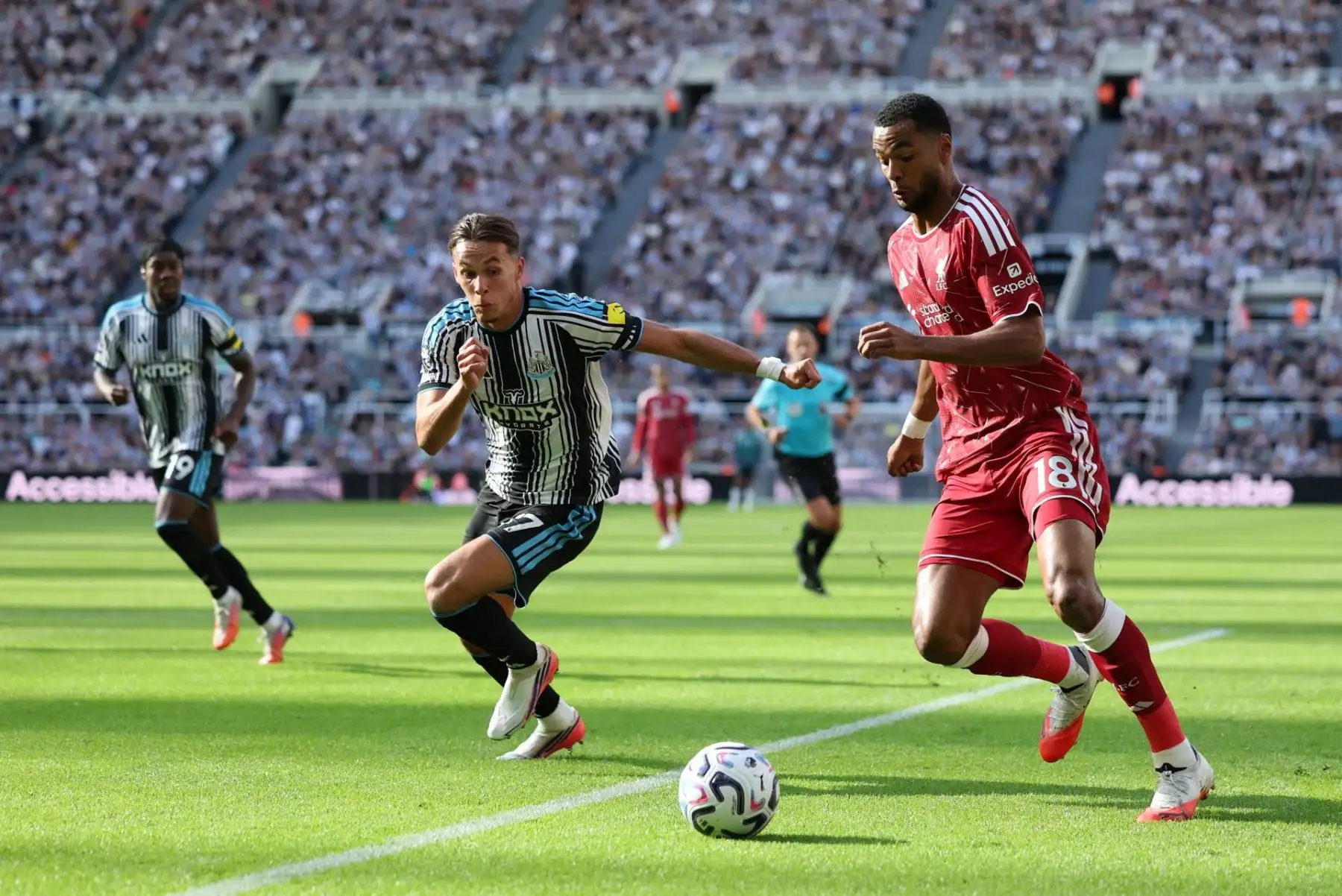 Cody Gakpo, del Liverpool (derecha), en acción ante Amar Dedic, del Newcastle (izquierda), durante el partido de la Premier League inglesa entre el Newcastle United y el Liverpool FC en Newcastle, Reino Unido, el 23 de agosto de 2026.
Foto: EFE
