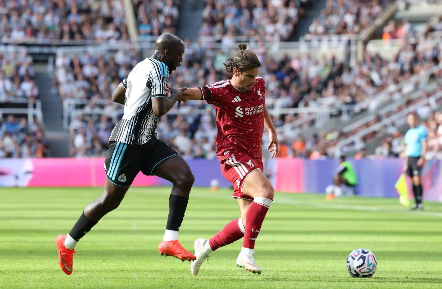 Yoane Wissa, del Newcastle (izq.), en acción ante Milos Kerkez, del Liverpool (der.), durante el partido de la Premier League inglesa entre el Newcastle United y el Liverpool FC en Newcastle, Reino Unido, el 23 de agosto de 2026.
Foto: EFE