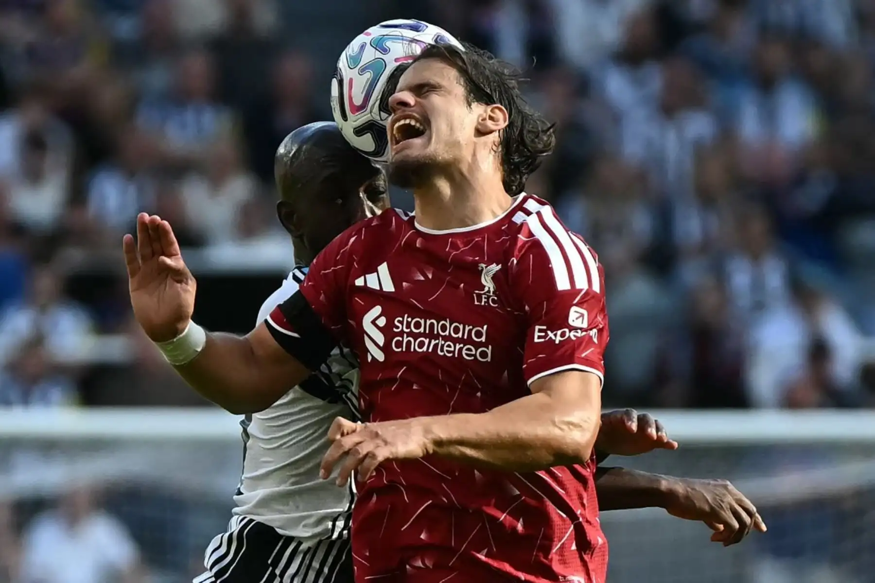 El delantero congoleño del Newcastle United, Yoane Wissa (n.º 9, a la izquierda), disputa el balón con el defensa húngaro del Liverpool, Milos Kerkez (n.º 6, a la derecha), durante el partido de la Premier League inglesa entre el Newcastle United y el Liverpool en St James