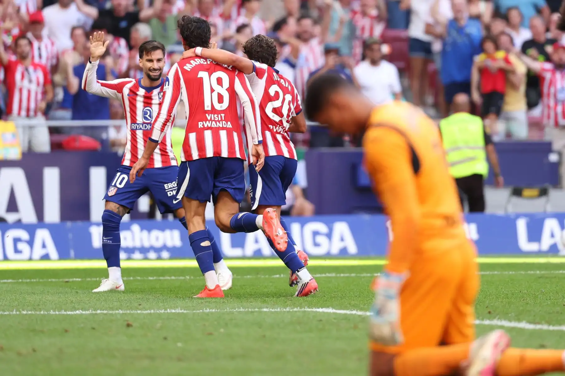El defensa del Atlético de Madrid Marc Pubill (2i) celebra el primer gol de su equipo en el partido de LaLiga entre el Atlético de Madrid y el Villarreal, este domingo en el estadio Metropolitano, en Madrid. Foto: EFE