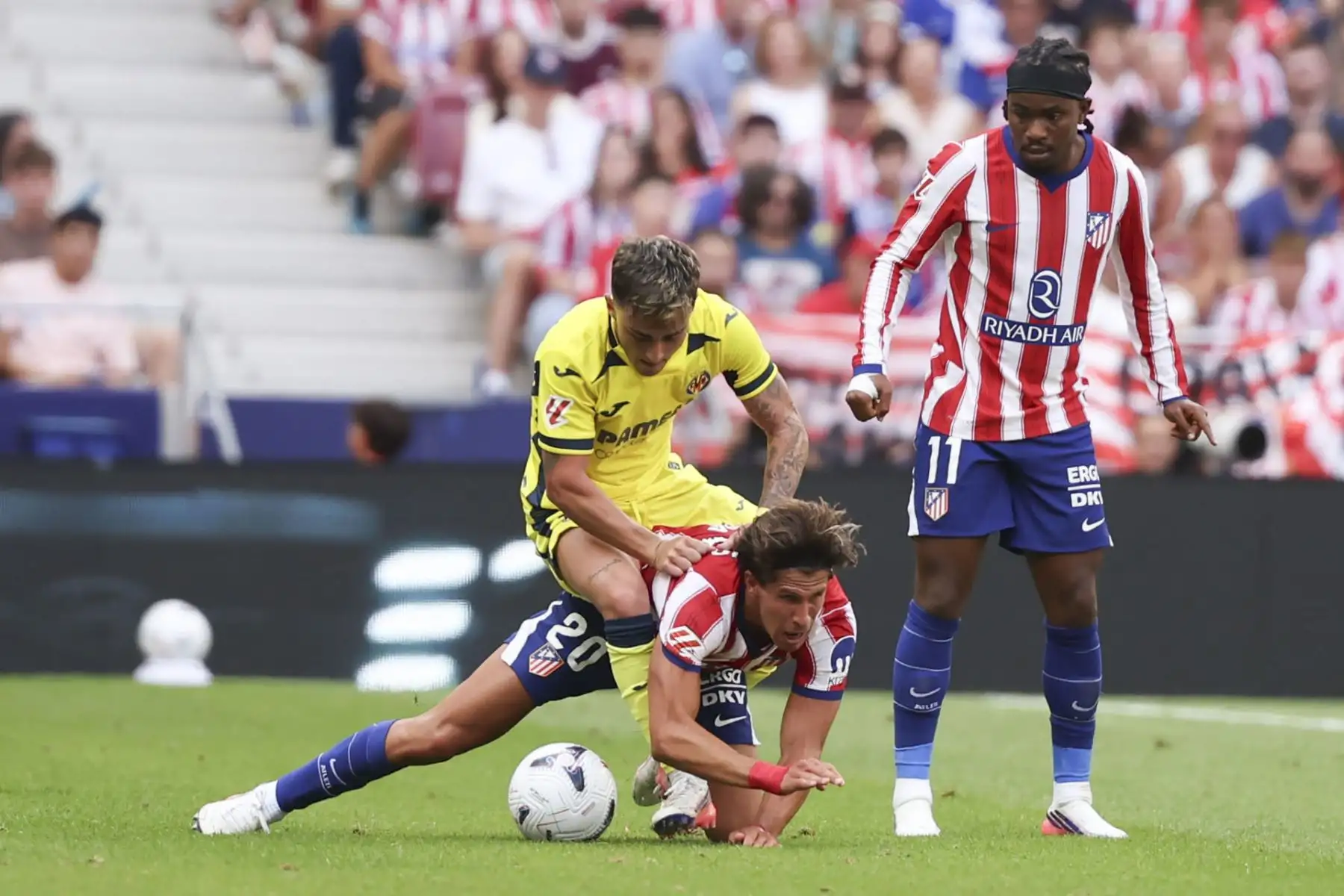 El centrocampista del Villarreal Alberto Moleiro (detrás) pelea un balón con el centrocampista del Atlético de Madrid Giuliano Simeone en el partido de LaLiga entre el Atlético de Madrid y el Villarreal, este domingo en el estadio Metropolitano, en Madrid.  Foto: EFE