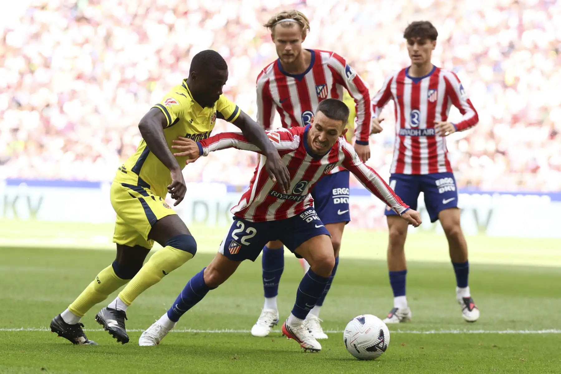 El delantero marfileño del Villarreal Nicolas Pepe (i) pelea un balón con el defensa del Atlético de Madrid Alejandro Grimaldo en el partido de LaLiga entre el Atlético de Madrid y el Villarreal, este domingo en el estadio Metropolitano, en Madrid. Foto: EFE