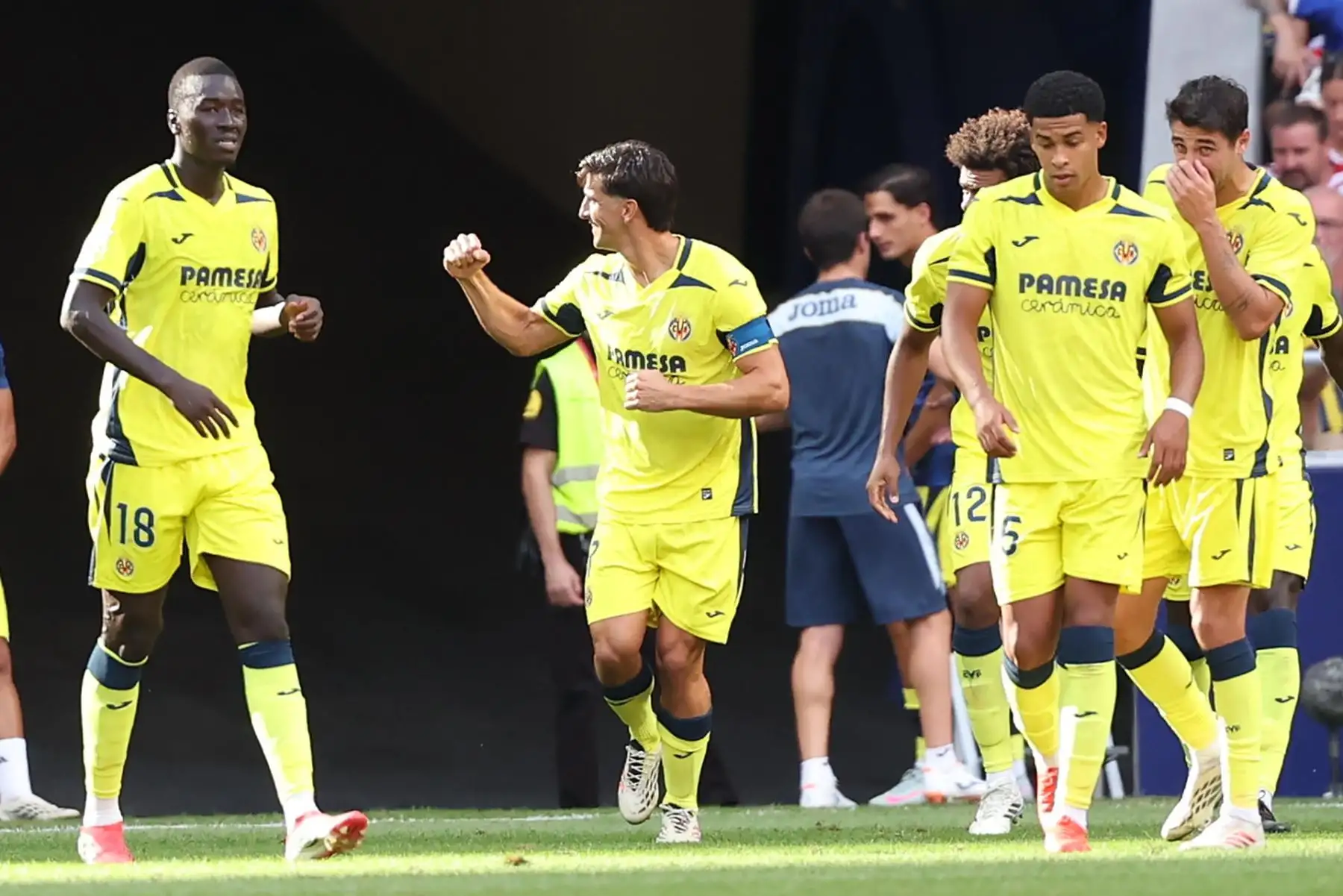 El delantero del Villarreal Gerard Moreno (2-i) celebra tras marcar el primer gol, durante el partido de LaLiga de fútbol que Atlético de Madrid y Villarreal CF disputan este domingo en el estadio Metropolitano. Foto: EFE