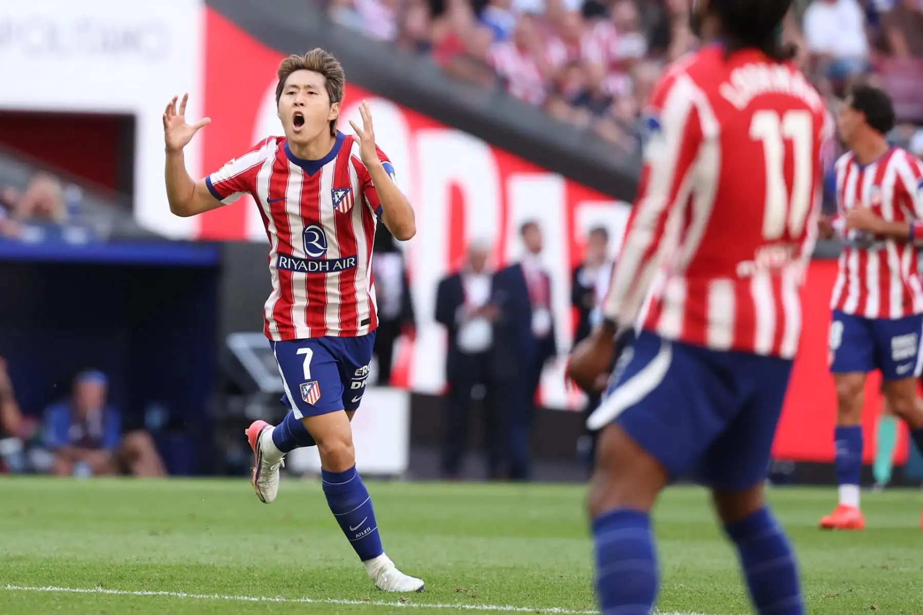 El delantero surcoreano del Atlético de Madrid Lee Kang-In (i) en el partido de LaLiga entre el Atlético de Madrid y el Villarreal, este domingo en el estadio Metropolitano, en Madrid. Foto: EFE