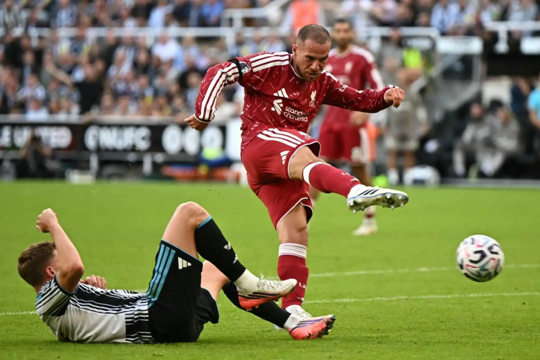 El centrocampista argentino del Liverpool, Alexis Mac Allister (n.º 10), dispara pero no logra marcar durante el partido de la Premier League inglesa entre el Newcastle United y el Liverpool en St James