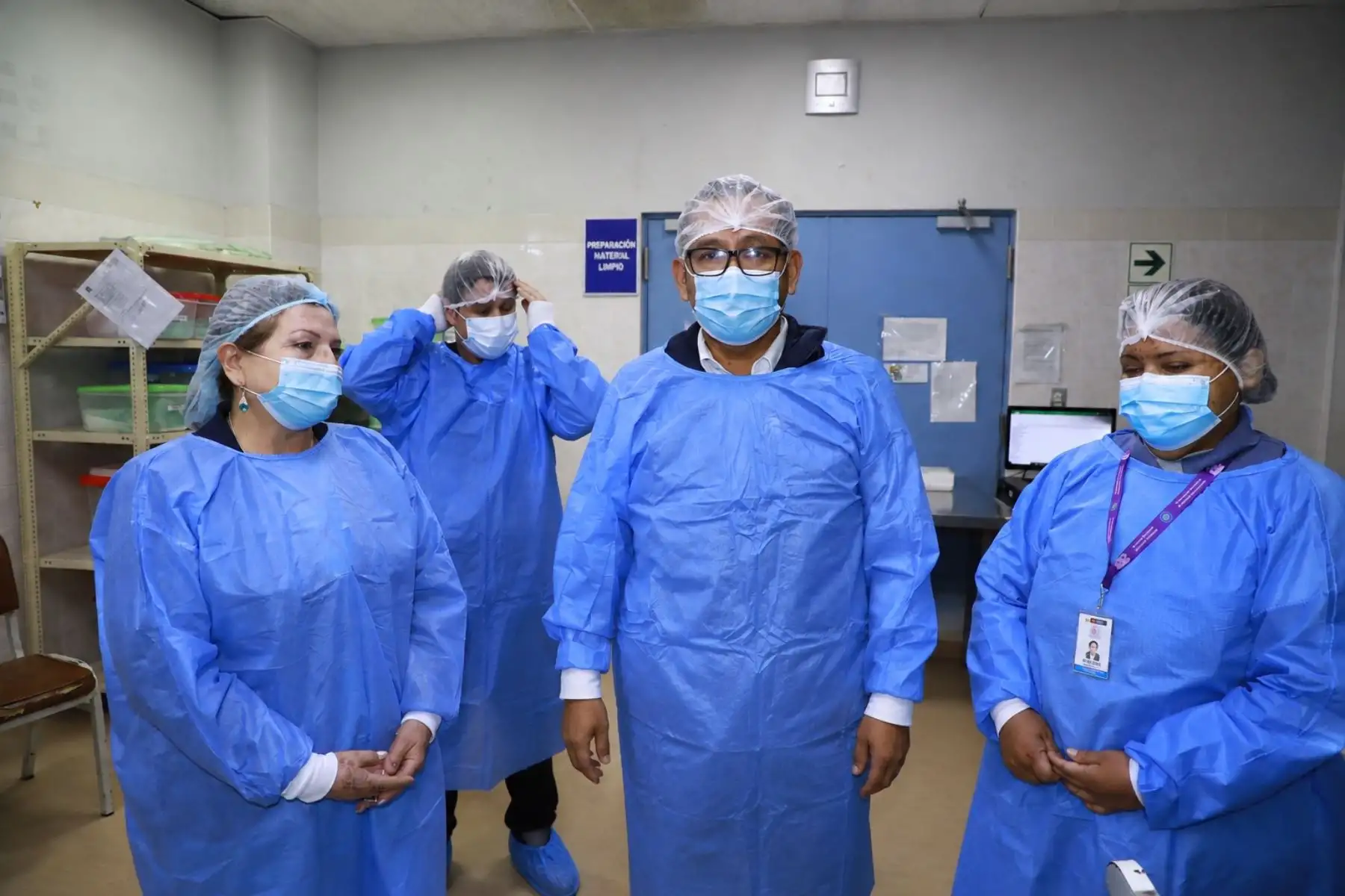 Pasada la la medianoche del domingo 23 de agosto de 2026, el ministro de Salud, Luis Dyer, realizó una visita inopinada al Instituto Nacional Materno Perinatal, en el Cercado de Lima, para supervisar directamente la atención a las madres gestantes y el funcionamiento de los servicios durante el turno nocturno. Foto: Minsa