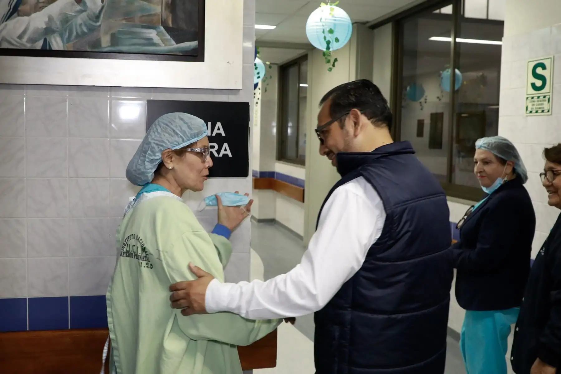 Pasada la la medianoche del domingo 23 de agosto de 2026, el ministro de Salud, Luis Dyer, realizó una visita inopinada al Instituto Nacional Materno Perinatal, en el Cercado de Lima, para supervisar directamente la atención a las madres gestantes y el funcionamiento de los servicios durante el turno nocturno. Foto: Minsa
