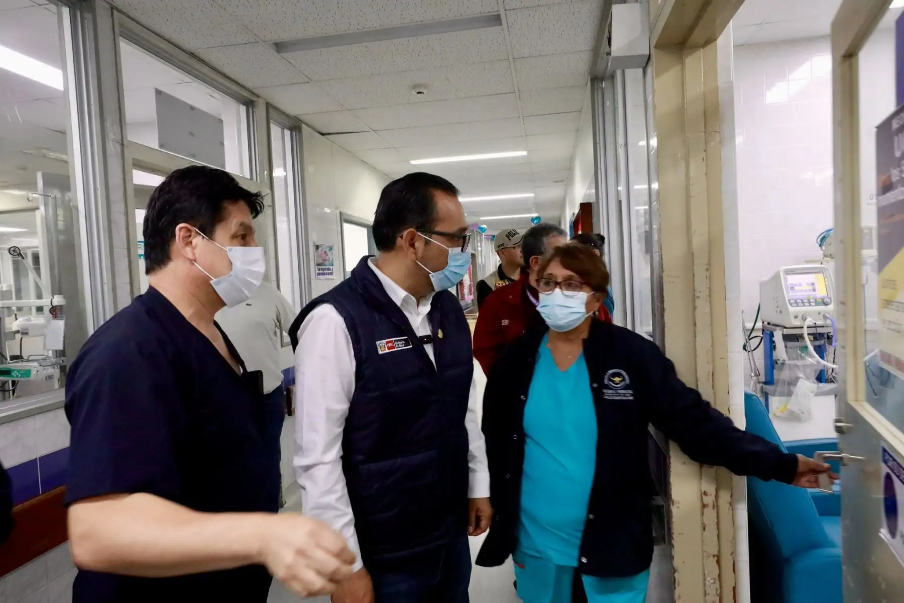 Pasada la la medianoche del domingo 23 de agosto de 2026, el ministro de Salud, Luis Dyer, realizó una visita inopinada al Instituto Nacional Materno Perinatal, en el Cercado de Lima, para supervisar directamente la atención a las madres gestantes y el funcionamiento de los servicios durante el turno nocturno. Foto: Minsa