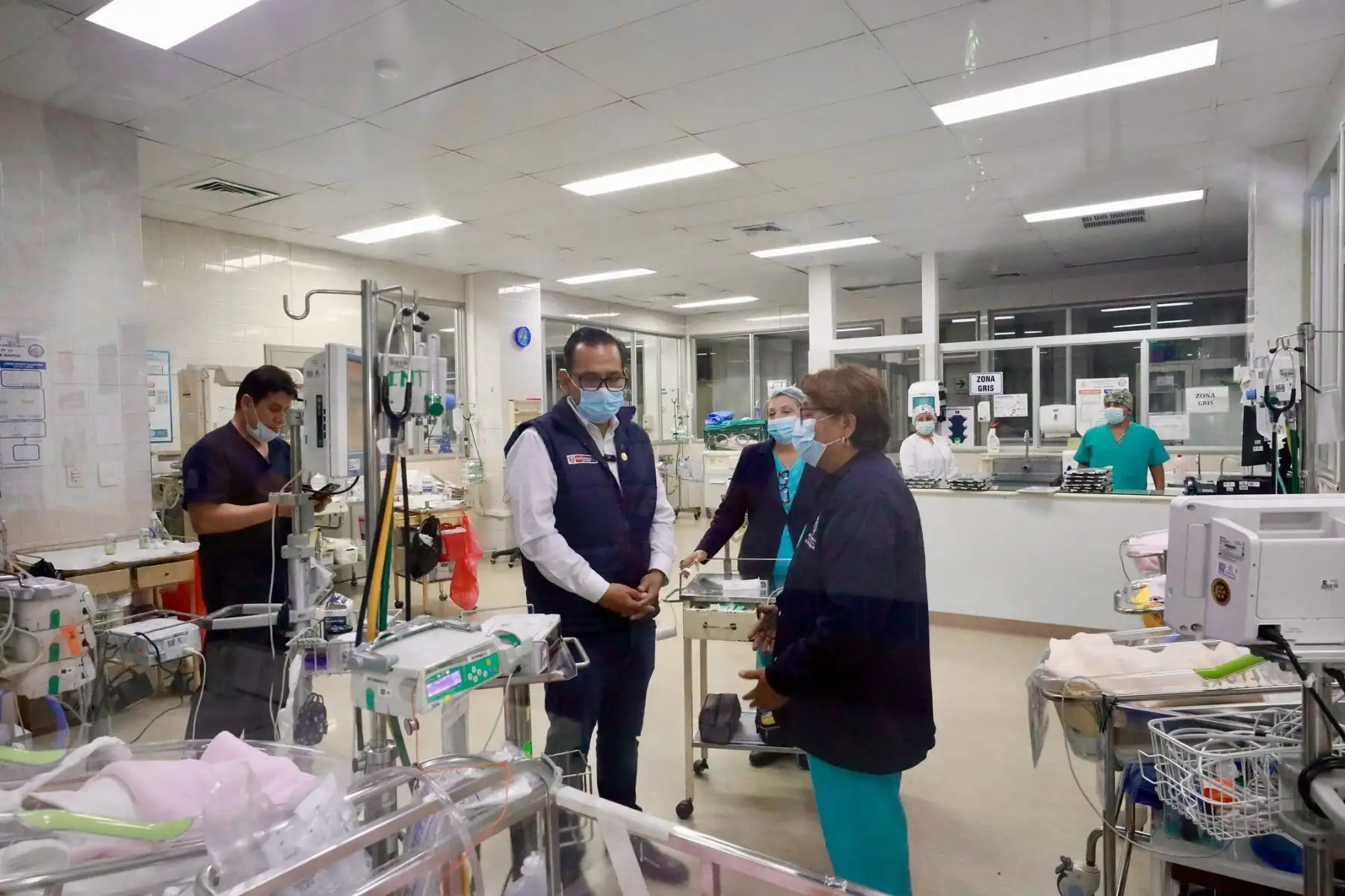 Pasada la la medianoche del domingo 23 de agosto de 2026, el ministro de Salud, Luis Dyer, realizó una visita inopinada al Instituto Nacional Materno Perinatal, en el Cercado de Lima, para supervisar directamente la atención a las madres gestantes y el funcionamiento de los servicios durante el turno nocturno. Foto: Minsa