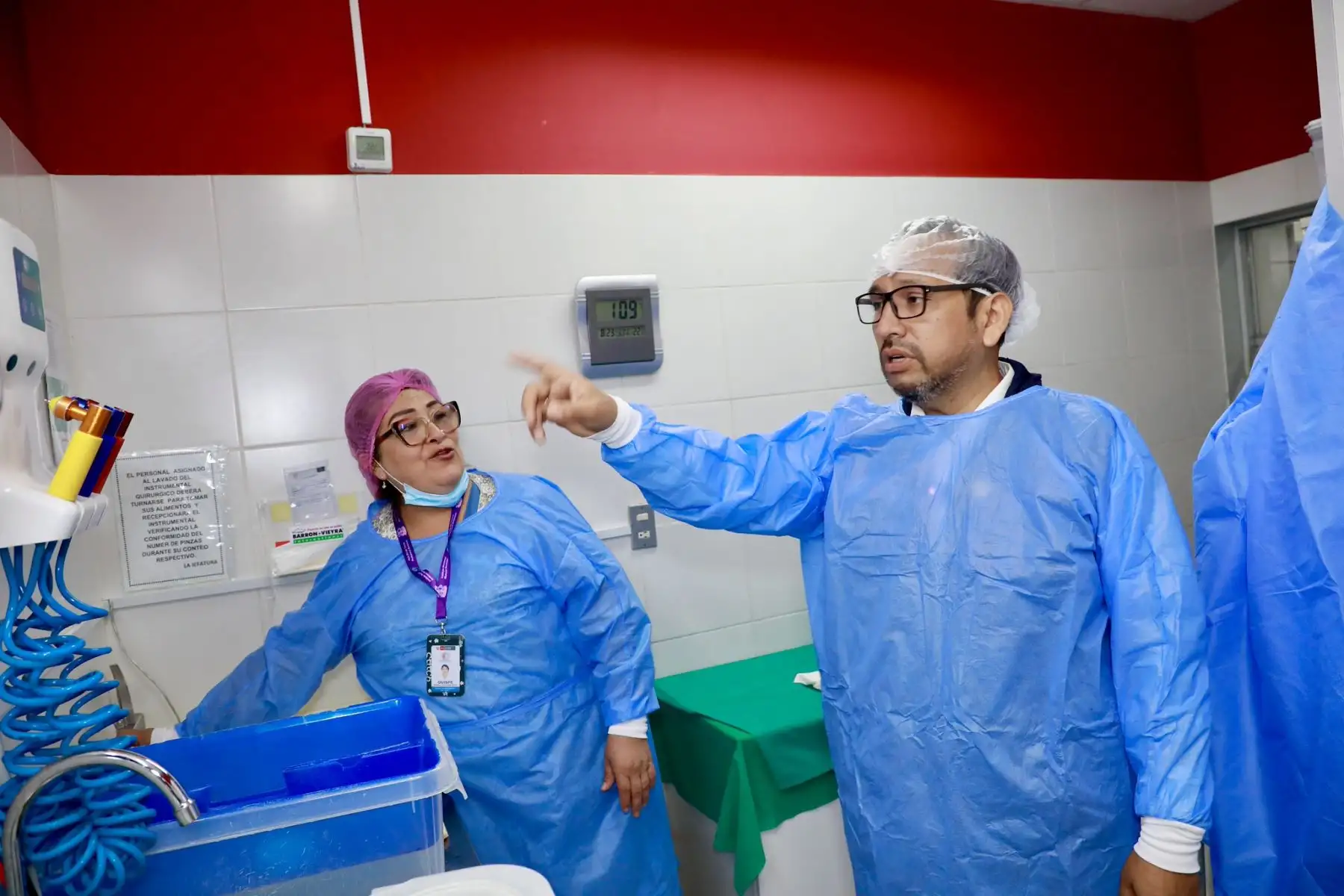 Pasada la la medianoche del domingo 23 de agosto de 2026, el ministro de Salud, Luis Dyer, realizó una visita inopinada al Instituto Nacional Materno Perinatal, en el Cercado de Lima, para supervisar directamente la atención a las madres gestantes y el funcionamiento de los servicios durante el turno nocturno. Foto: Minsa