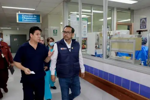 Ministro de Salud continúa inspeccionando hospitales nacionales de Lima y esta vez de madrugada