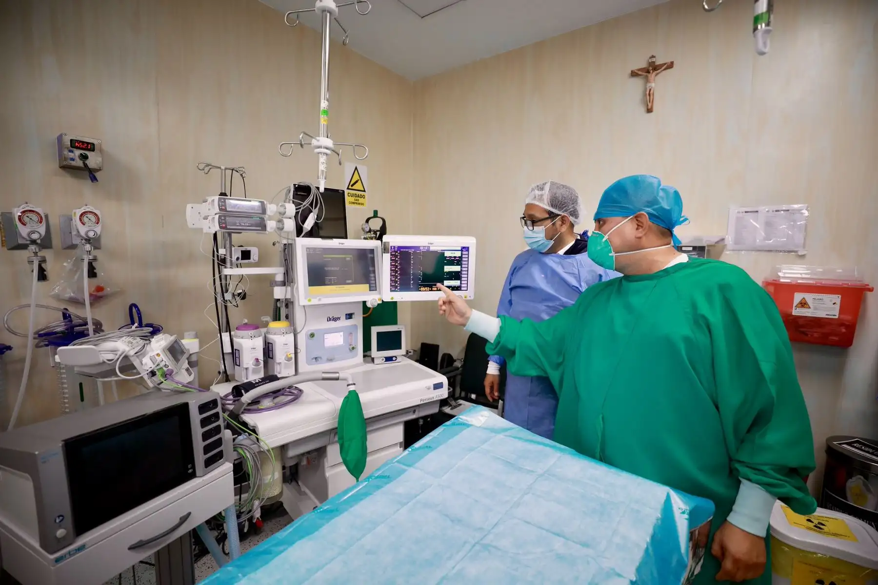 El ministro de Salud, Luis Dyer, realizó una visita inopinada durante la madrugada del 23 de agosto de 2026 al Hospital de Emergencias José Casimiro Ulloa ubicado en Miraflores, mediante la cual supervisó los servicios de atención de urgencias, cuidados intensivos, las unidades de vigilancia y el área de Trauma Shock, donde verificó la capacidad de respuesta del establecimiento. Foto: Minsa