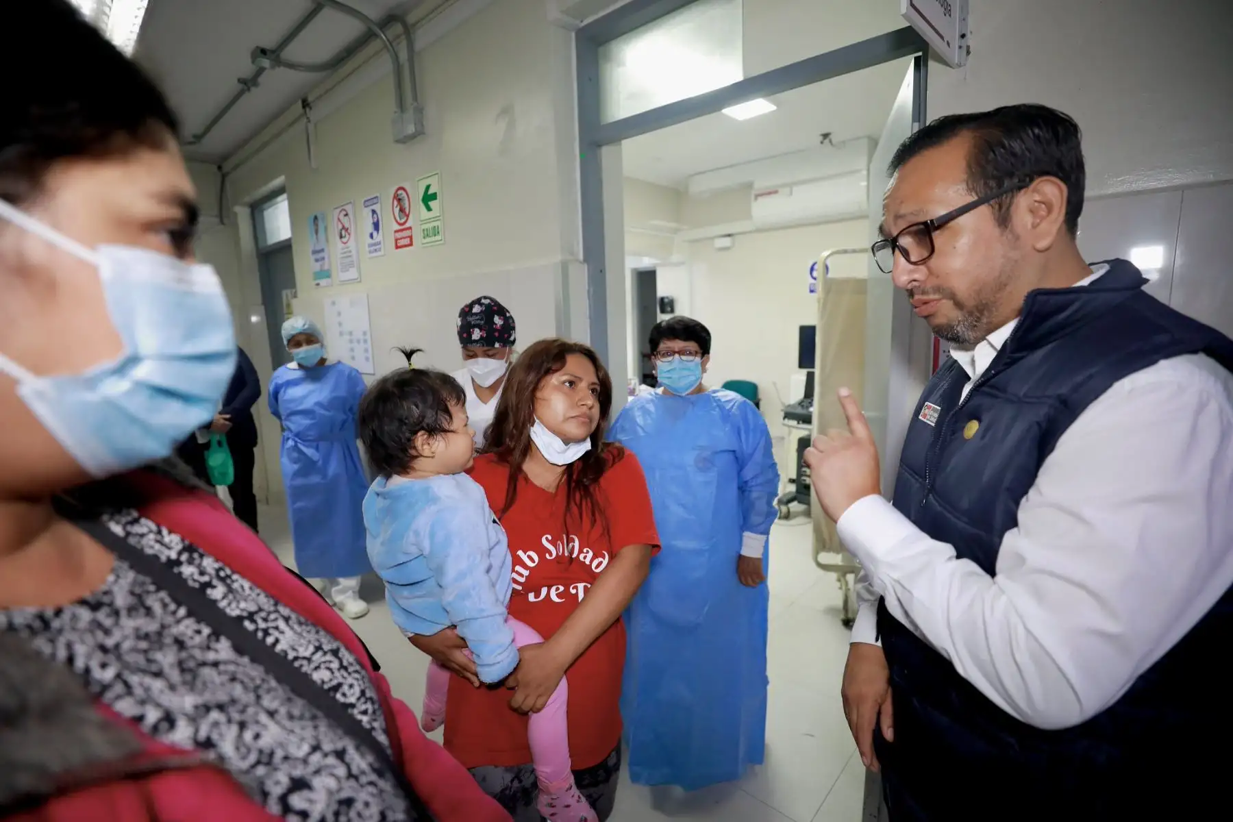 El ministro de Salud, Luis Dyer, realizó una visita inopinada durante la madrugada del 23 de agosto de 2026 al Hospital de Emergencias José Casimiro Ulloa ubicado en Miraflores, mediante la cual supervisó los servicios de atención de urgencias, cuidados intensivos, las unidades de vigilancia y el área de Trauma Shock, donde verificó la capacidad de respuesta del establecimiento. Foto: Minsa