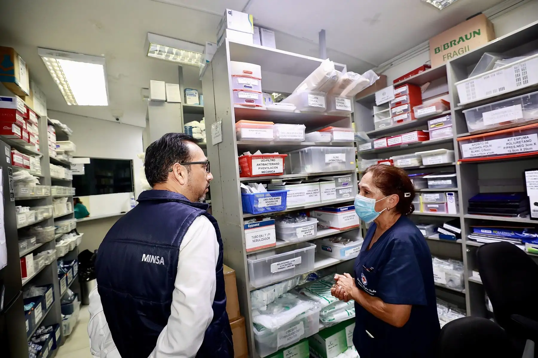 El ministro de Salud, Luis Dyer, realizó una visita inopinada durante la madrugada del 23 de agosto de 2026 al Hospital de Emergencias José Casimiro Ulloa ubicado en Miraflores, mediante la cual supervisó los servicios de atención de urgencias, cuidados intensivos, las unidades de vigilancia y el área de Trauma Shock, donde verificó la capacidad de respuesta del establecimiento. Foto: Minsa