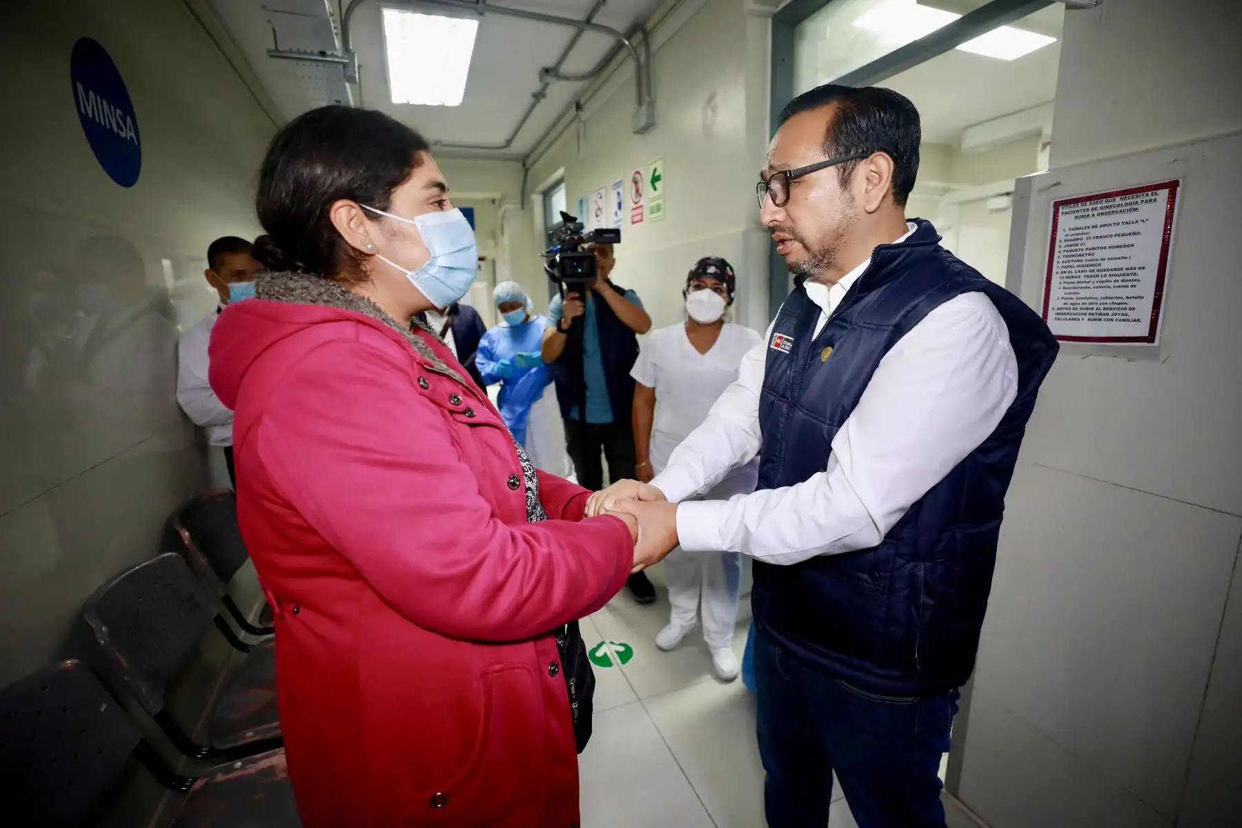 El ministro de Salud, Luis Dyer, realizó una visita inopinada durante la madrugada del 23 de agosto de 2026 al Hospital de Emergencias José Casimiro Ulloa ubicado en Miraflores, mediante la cual supervisó los servicios de atención de urgencias, cuidados intensivos, las unidades de vigilancia y el área de Trauma Shock, donde verificó la capacidad de respuesta del establecimiento. Foto: Minsa