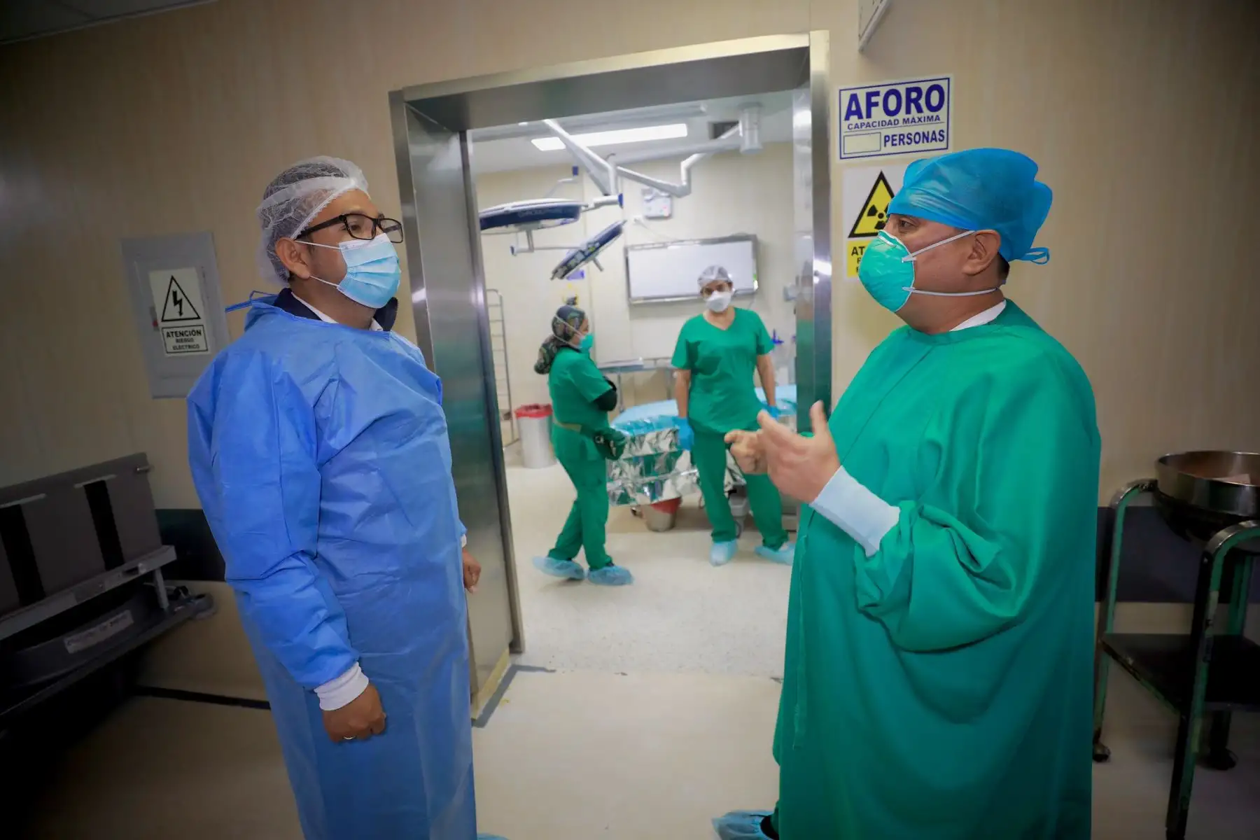 El ministro de Salud, Luis Dyer, realizó una visita inopinada durante la madrugada del 23 de agosto de 2026 al Hospital de Emergencias José Casimiro Ulloa ubicado en Miraflores, mediante la cual supervisó los servicios de atención de urgencias, cuidados intensivos, las unidades de vigilancia y el área de Trauma Shock, donde verificó la capacidad de respuesta del establecimiento. Foto: Minsa