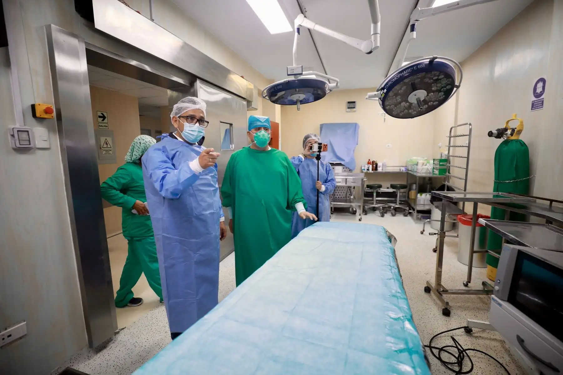 El ministro de Salud, Luis Dyer, realizó una visita inopinada durante la madrugada del 23 de agosto de 2026 al Hospital de Emergencias José Casimiro Ulloa ubicado en Miraflores, mediante la cual supervisó los servicios de atención de urgencias, cuidados intensivos, las unidades de vigilancia y el área de Trauma Shock, donde verificó la capacidad de respuesta del establecimiento. Foto: Minsa