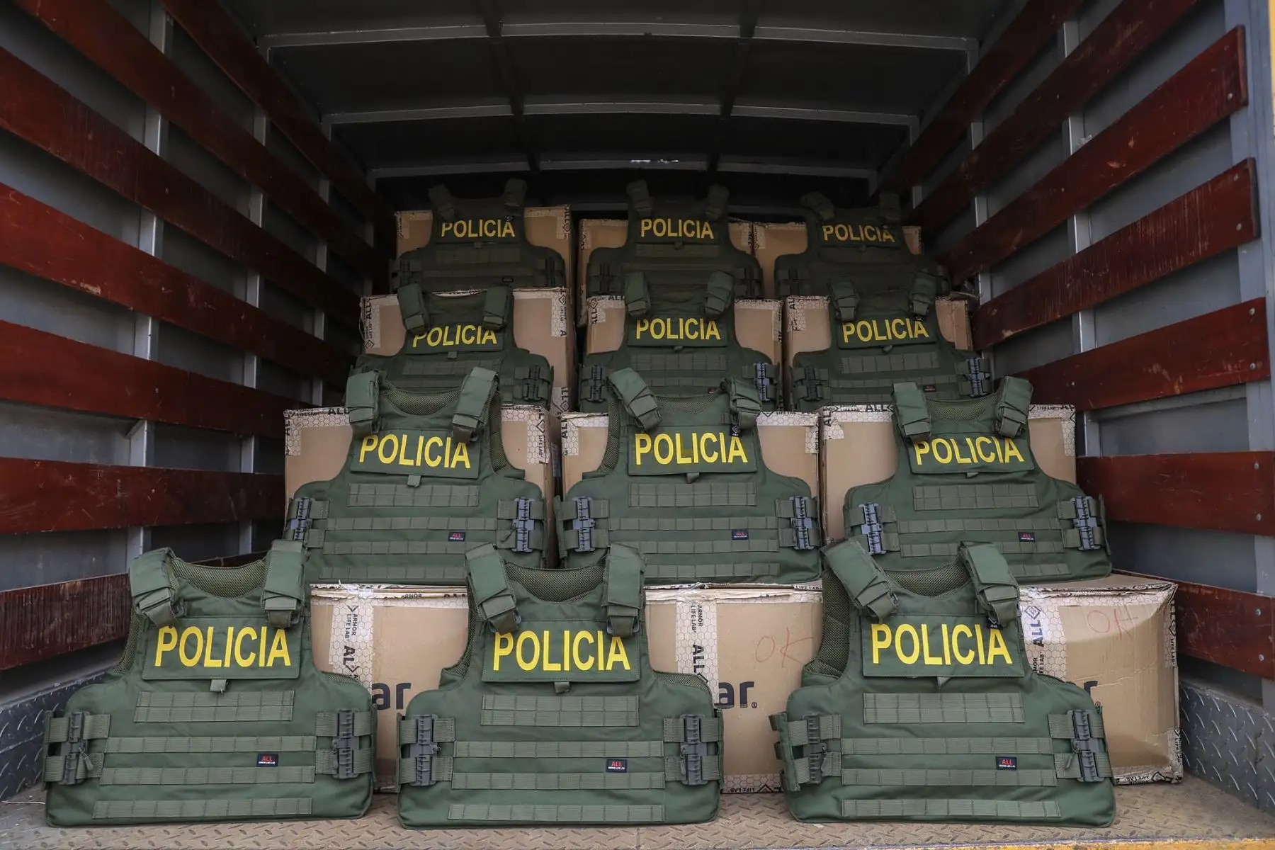 La presidenta de la República, Keiko Fujimori, participó hoy domingo 23 de agosto de 2026 en la entrega de 900 chalecos antibalas nivel IIIA para el equipamiento táctico y protección integral del personal asignado a la Región Policial del Callao. Foto: ANDINA/Presidencia