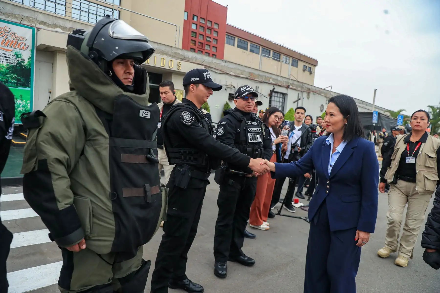 La presidenta de la República, Keiko Fujimori, participó hoy domingo 23 de agosto de 2026 en la entrega de 900 chalecos antibalas nivel IIIA para el equipamiento táctico y protección integral del personal asignado a la Región Policial del Callao. Foto: ANDINA/Presidencia