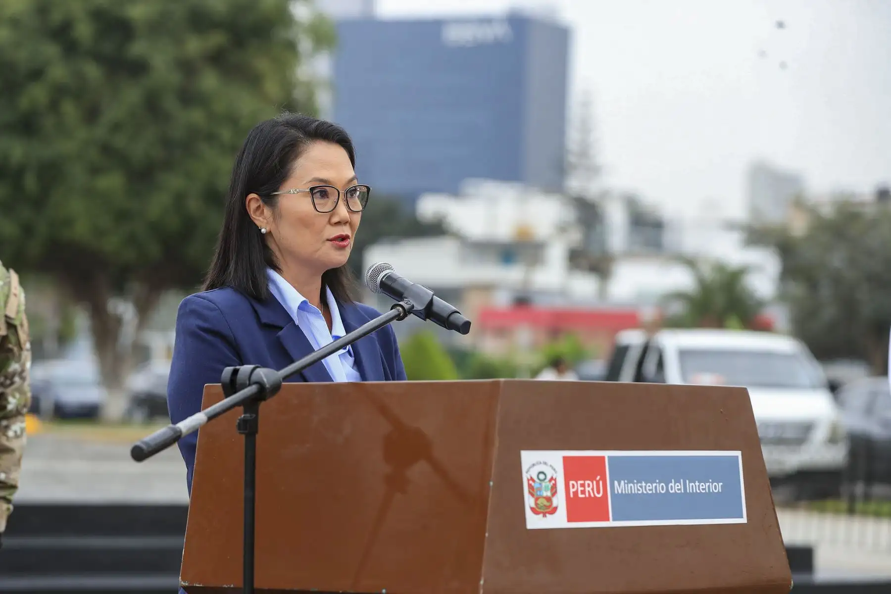 Desde la sede principal del Ministerio de Interior, la presidenta de la República, Keiko Fujimori, también participó en la presentación de armas de fuego, explosivos y productos pirotécnicos incautados a nivel nacional. Foto: ANDINA/Presidencia