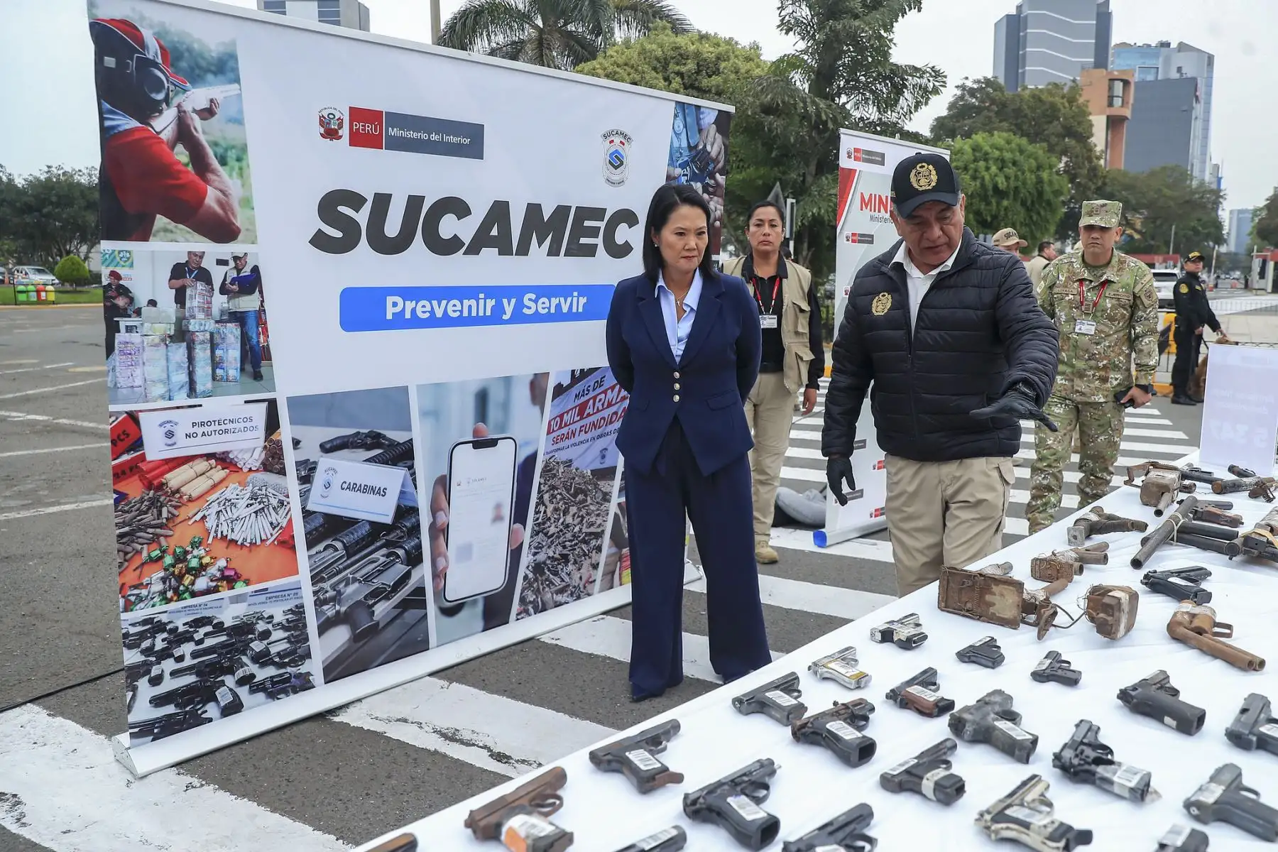 Desde la sede principal del Ministerio de Interior, la presidenta de la República, Keiko Fujimori, también participó en la presentación de armas de fuego, explosivos y productos pirotécnicos incautados a nivel nacional. Foto: ANDINA/Presidencia