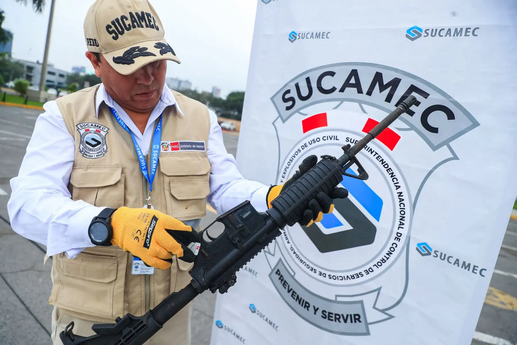 Desde la sede principal del Ministerio de Interior, la presidenta de la República, Keiko Fujimori, también participó en la presentación de armas de fuego, explosivos y productos pirotécnicos incautados a nivel nacional. Foto: ANDINA/Presidencia