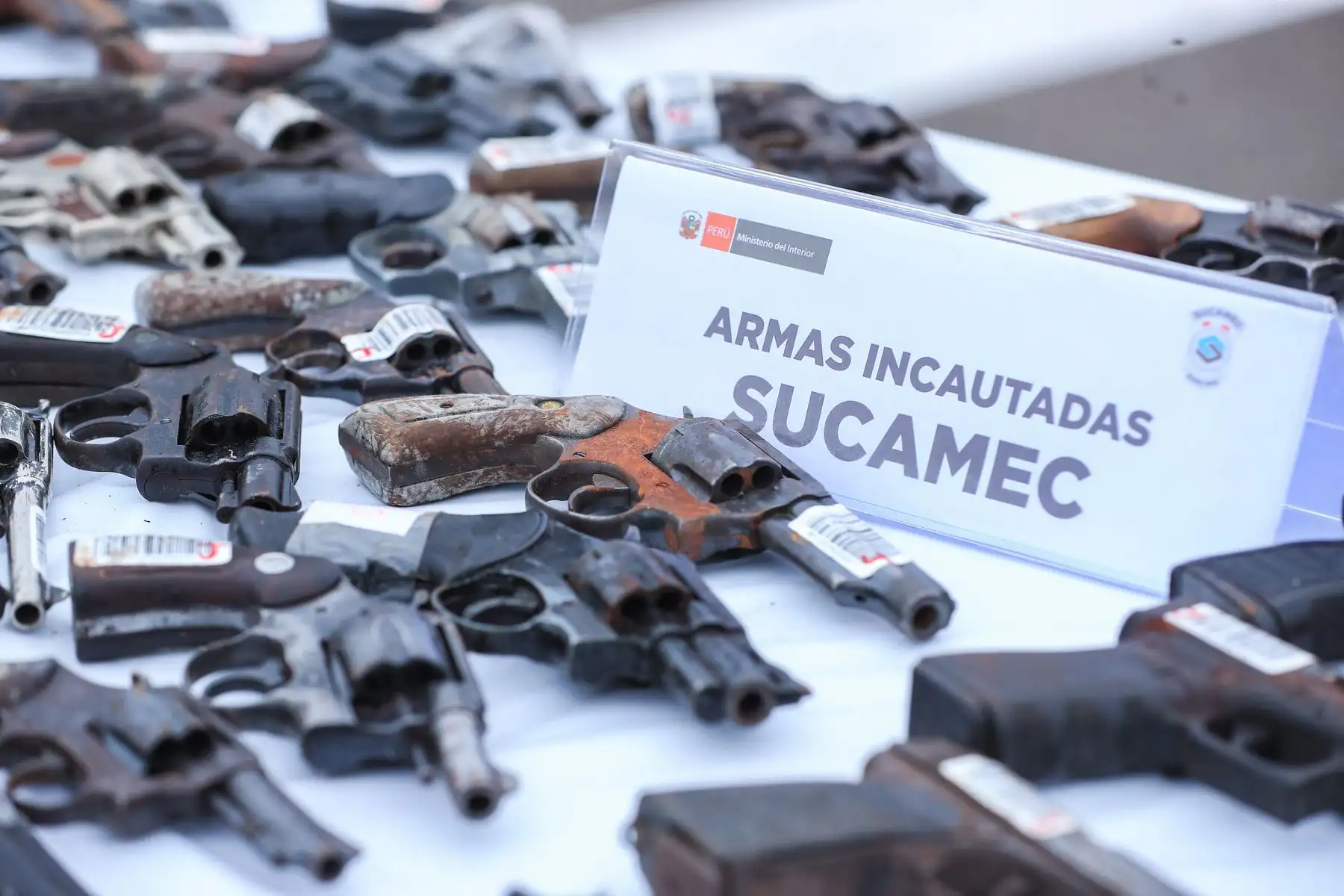 Desde la sede principal del Ministerio de Interior, la presidenta de la República, Keiko Fujimori, también participó en la presentación de armas de fuego, explosivos y productos pirotécnicos incautados a nivel nacional. Foto: ANDINA/Presidencia