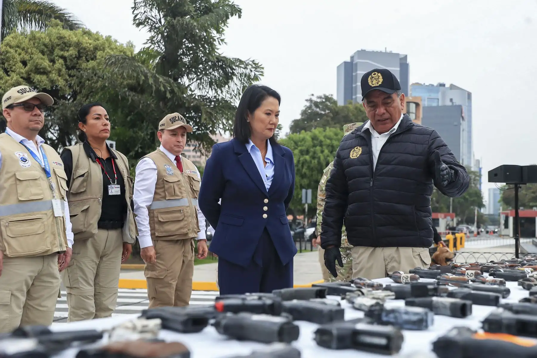 Desde la sede principal del Ministerio de Interior, la presidenta de la República, Keiko Fujimori, también participó en la presentación de armas de fuego, explosivos y productos pirotécnicos incautados a nivel nacional. Foto: ANDINA/Presidencia