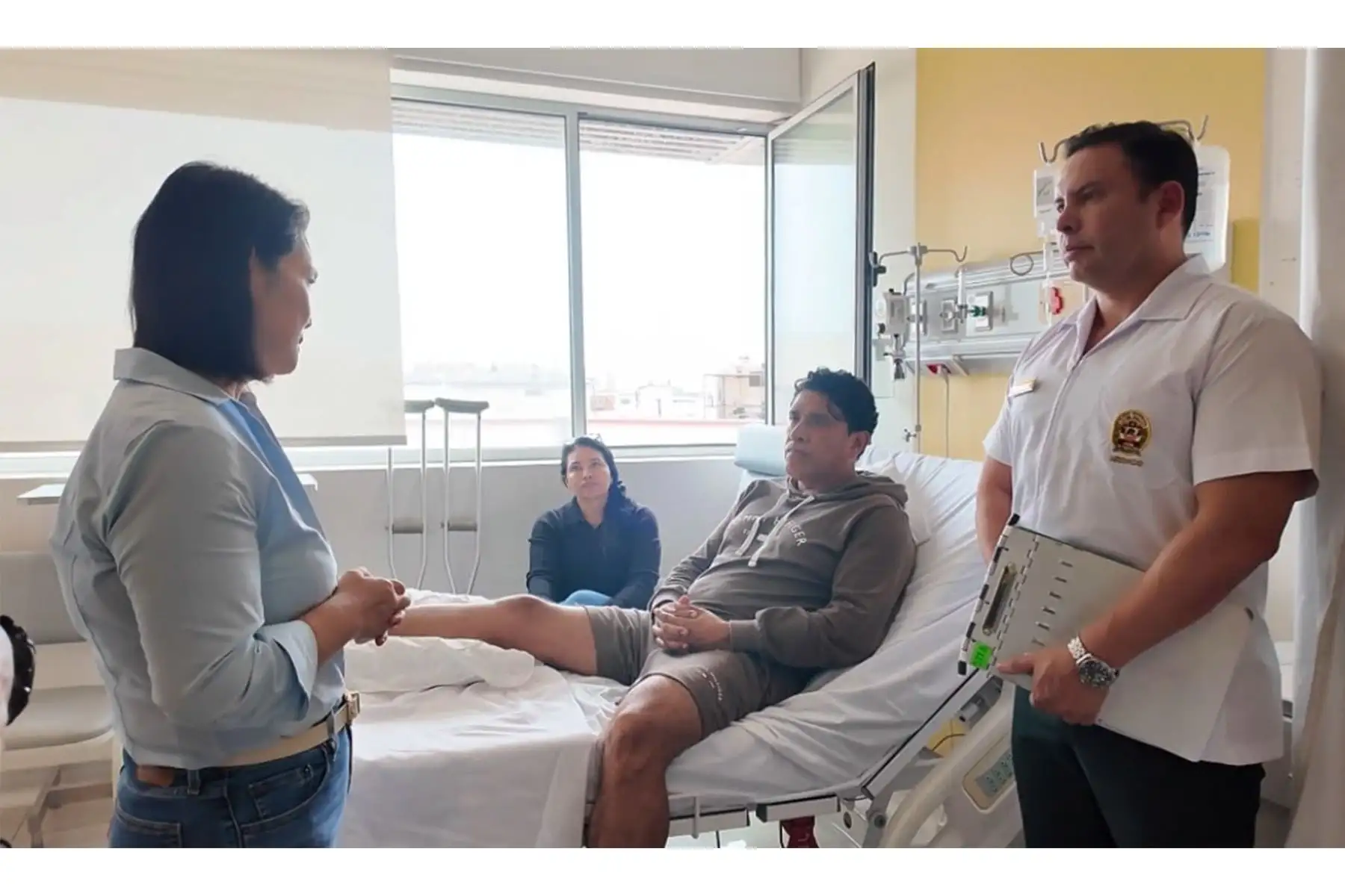 Como parte de su agenda del domingo 23 de agosto de 2026, la presidenta de la República, Keiko Fujimori, acudió al Hospital de la Policía, en donde visitó a policías heridos en acción contra actos criminales, los cuales le brindaron sus testimonios. Foto: ANDINA/Presidencia