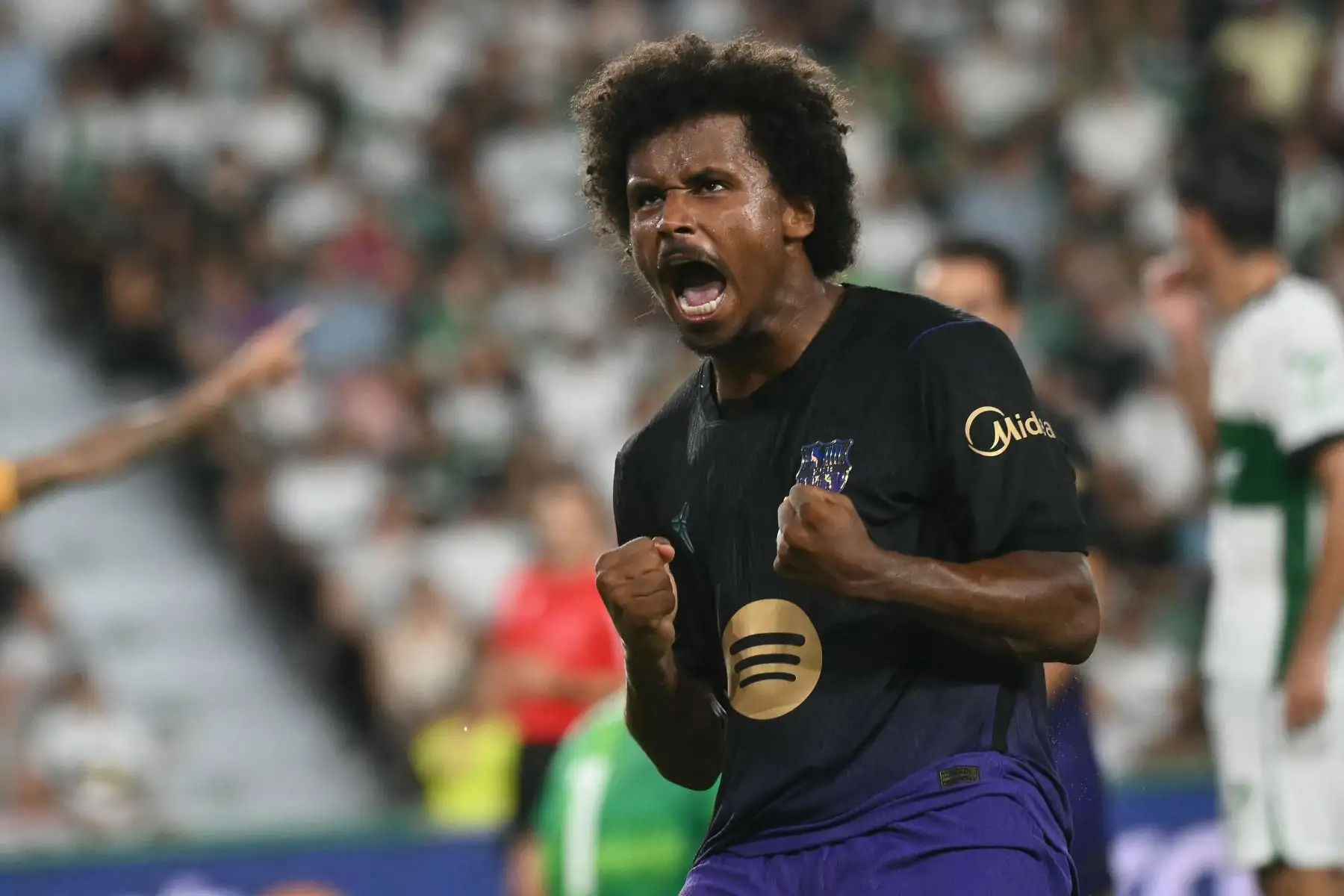 El delantero alemán del Barcelona, ​​Karim Adeyemi, celebra el segundo gol de su equipo durante el partido de la liga española de fútbol entre el Elche CF y el FC Barcelona, ​​disputado en el estadio Martínez Valero de Elche el 23 de agosto de 2026. Foto: AFP