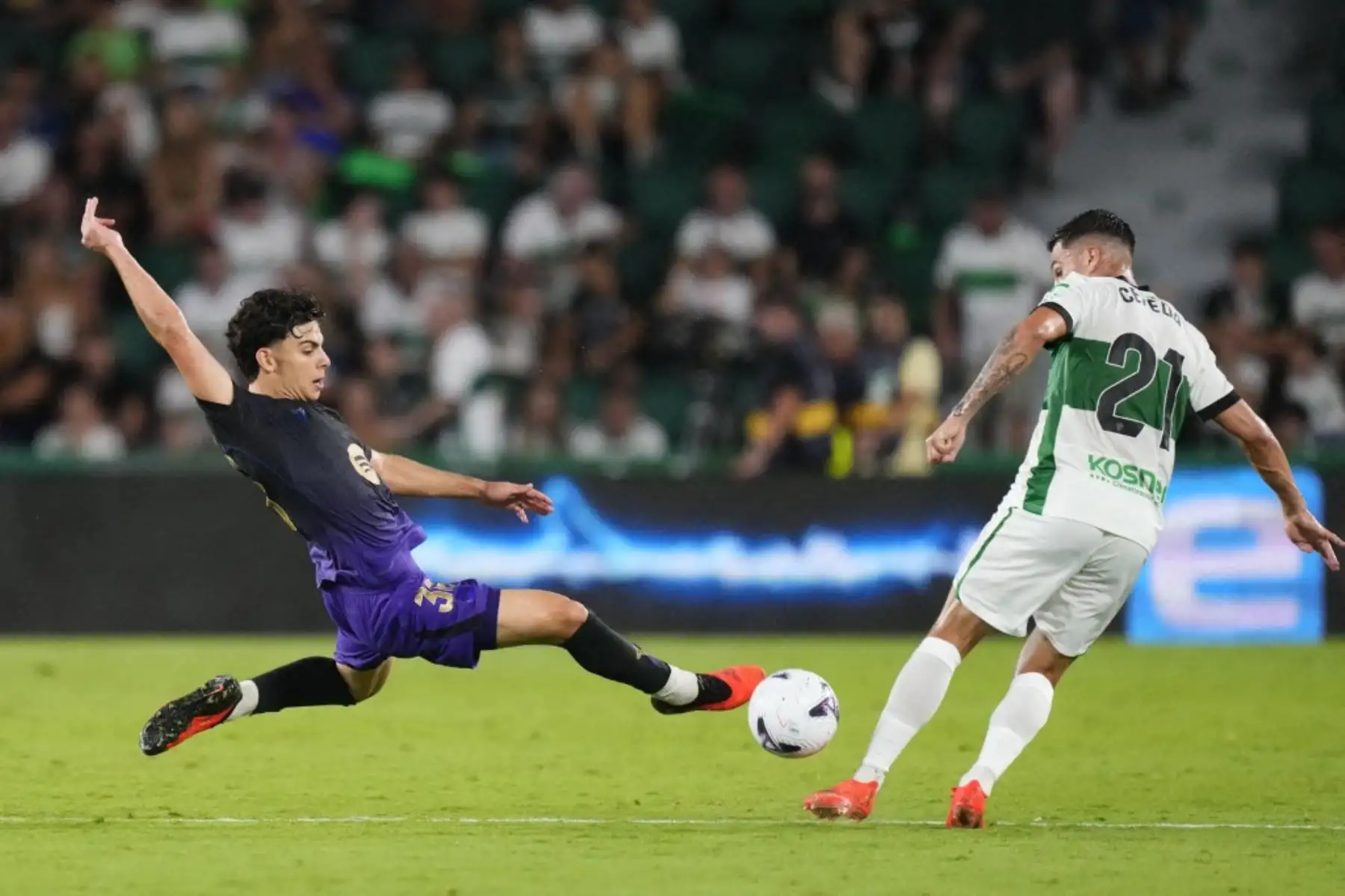 Xavi Espart, lateral derecho de Barcelona, intercepta el balón durante el partido La Liga EA Sports 2026/27 entre Elche CF y FC Barcelona en el Estadio Manuel Martínez Valero el 23 de agosto de 2026 en Elche, España. Foto: Anadolu/AFP