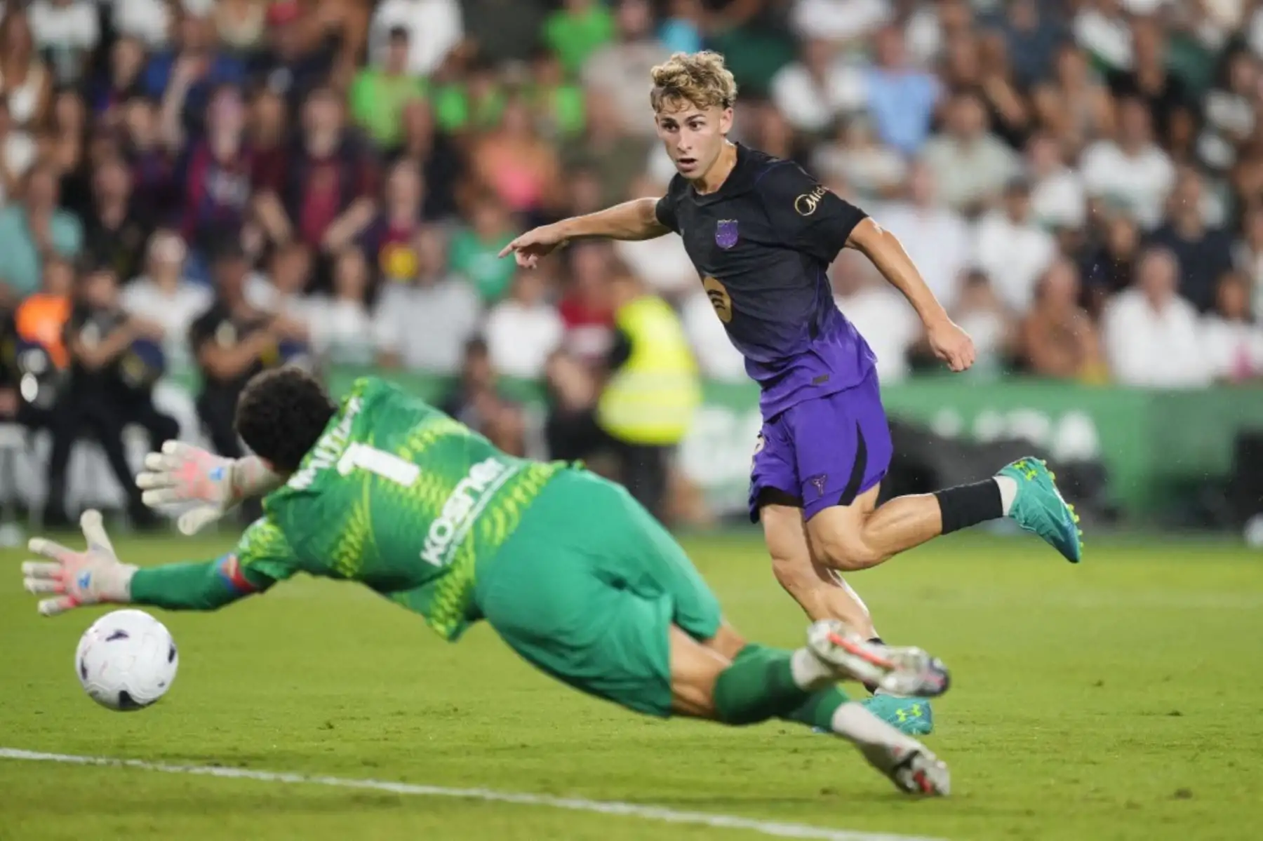 Fermín López, centrocampista del Barcelona, anota un gol para su equipo durante el partido de LaLiga EA Sports 2026/27 entre el Elche CF y el FC Barcelona en el estadio Manuel Martínez Valero, el 23 de agosto de 2026 en Elche, España. Foto: Anadolu/AFP