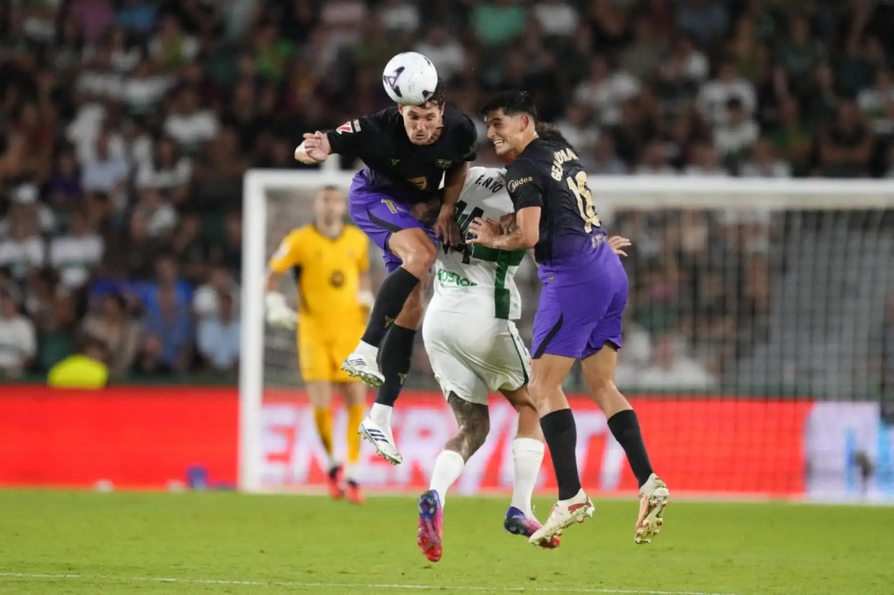Andreas Christensen y Gerard Martín, jugadores del Barcelona, luchan por cabecear el balón durante el partido de LaLiga EA Sports 2026/27 entre el Elche CF y el FC Barcelona en el estadio Manuel Martínez Valero, el 23 de agosto de 2026 en Elche, España. Foto: Anadolu/AFP
