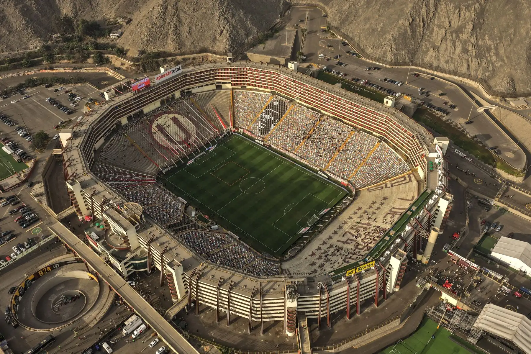 Hinchas de Universitario de Deportes y Chankas acuden al Estadio Monumental U de Ate para alentar a sus equipos ante el partido de fútbol que disputarán por la fecha 6 del Torneo Clausura 2026 de la Liga 1 el domingo 23 de agosto. Foto: ANDINA/Jhonel Rodríguez