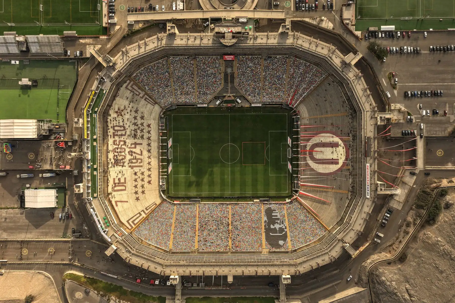 Hinchas de Universitario de Deportes y Chankas acuden al Estadio Monumental U de Ate para alentar a sus equipos ante el partido de fútbol que disputarán por la fecha 6 del Torneo Clausura 2026 de la Liga 1 el domingo 23 de agosto. Foto: ANDINA/Jhonel Rodríguez