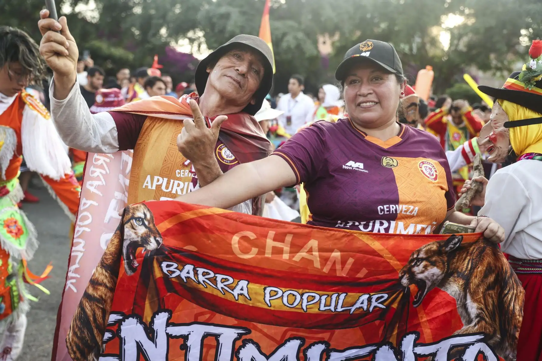 Hinchas de Universitario de Deportes y Chankas acuden al Estadio Monumental U de Ate para alentar a sus equipos ante el partido de fútbol que disputarán por la fecha 6 del Torneo Clausura 2026 de la Liga 1 el domingo 23 de agosto. Foto: ANDINA/Jhonel Rodríguez