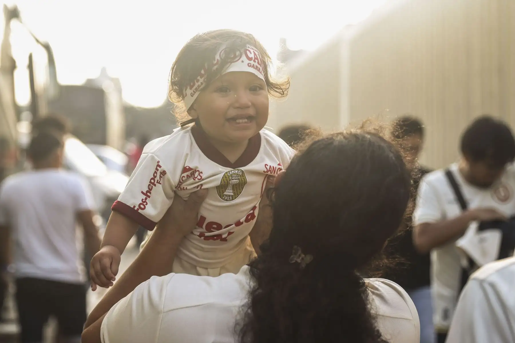 Hinchas de Universitario de Deportes y Chankas acuden al Estadio Monumental U de Ate para alentar a sus equipos ante el partido de fútbol que disputarán por la fecha 6 del Torneo Clausura 2026 de la Liga 1 el domingo 23 de agosto. Foto: ANDINA/Jhonel Rodríguez