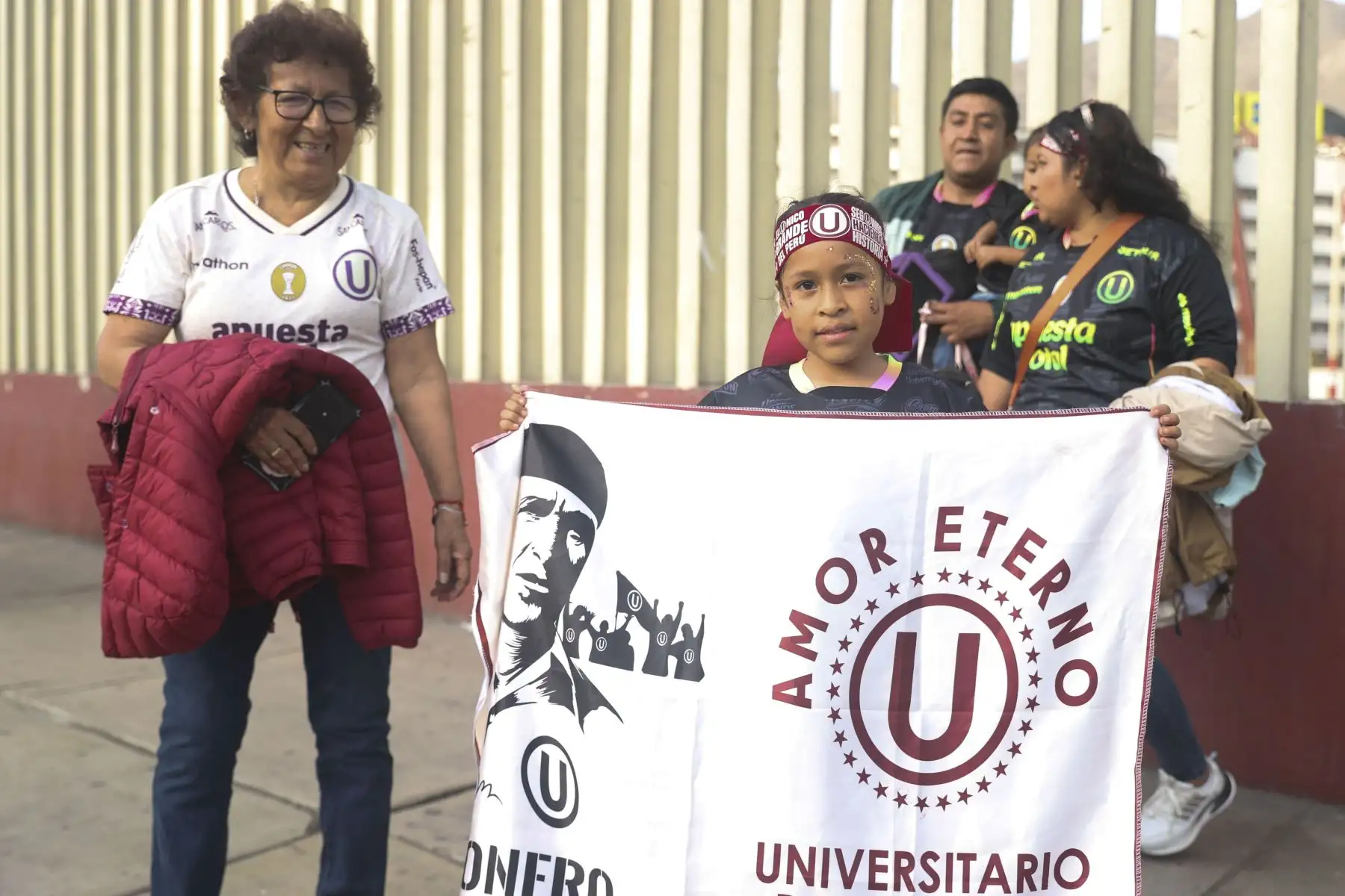 Hinchas de Universitario de Deportes y Chankas acuden al Estadio Monumental U de Ate para alentar a sus equipos ante el partido de fútbol que disputarán por la fecha 6 del Torneo Clausura 2026 de la Liga 1 el domingo 23 de agosto. Foto: ANDINA/Jhonel Rodríguez