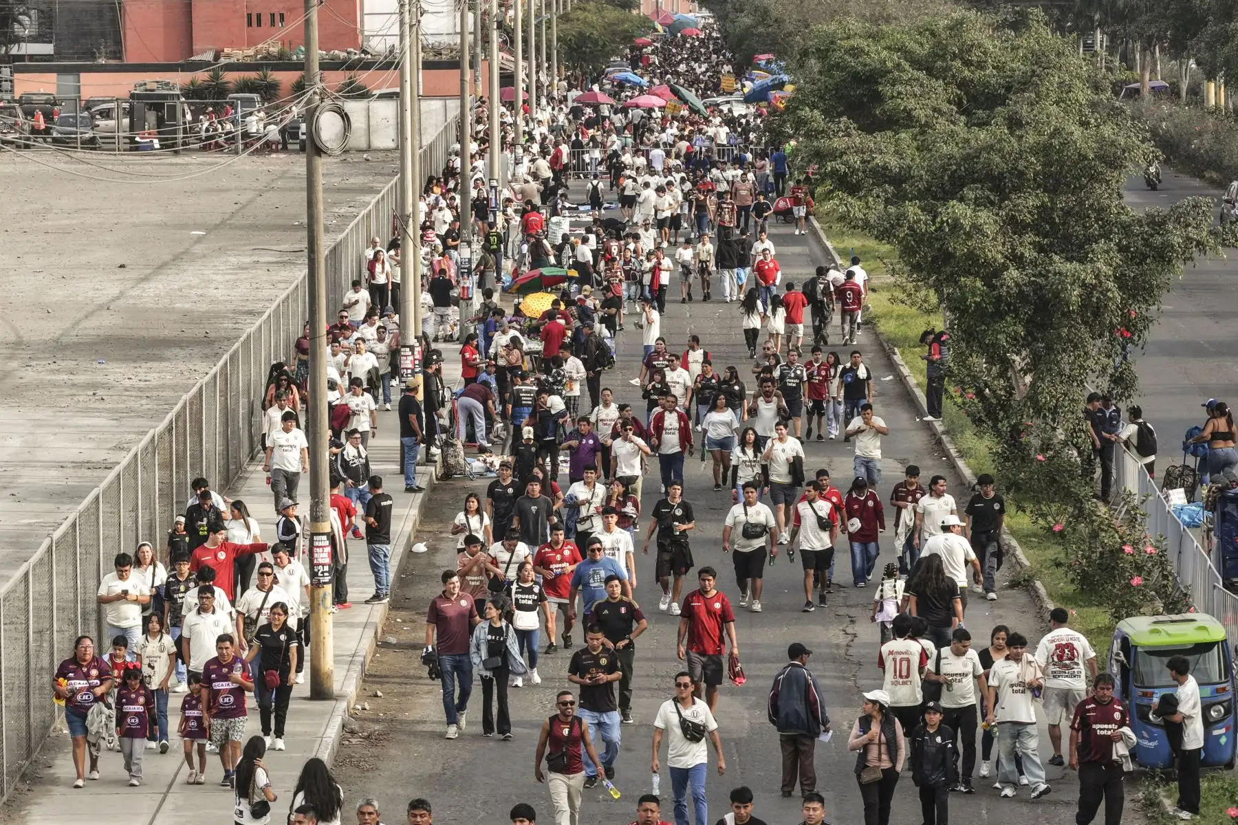 Hinchas de Universitario de Deportes y Chankas acuden al Estadio Monumental U de Ate para alentar a sus equipos ante el partido de fútbol que disputarán por la fecha 6 del Torneo Clausura 2026 de la Liga 1 el domingo 23 de agosto. Foto: ANDINA/Jhonel Rodríguez