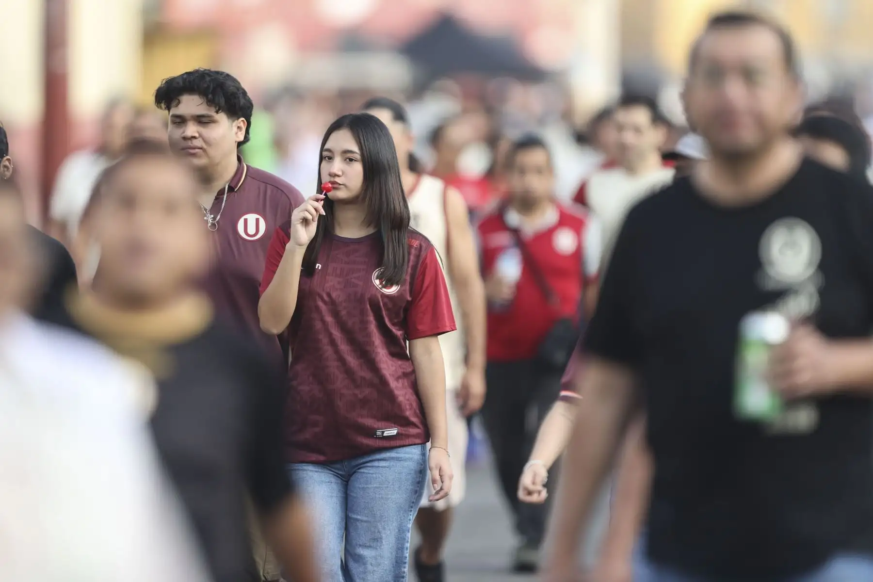 Hinchas de Universitario de Deportes y Chankas acuden al Estadio Monumental U de Ate para alentar a sus equipos ante el partido de fútbol que disputarán por la fecha 6 del Torneo Clausura 2026 de la Liga 1 el domingo 23 de agosto. Foto: ANDINA/Jhonel Rodríguez